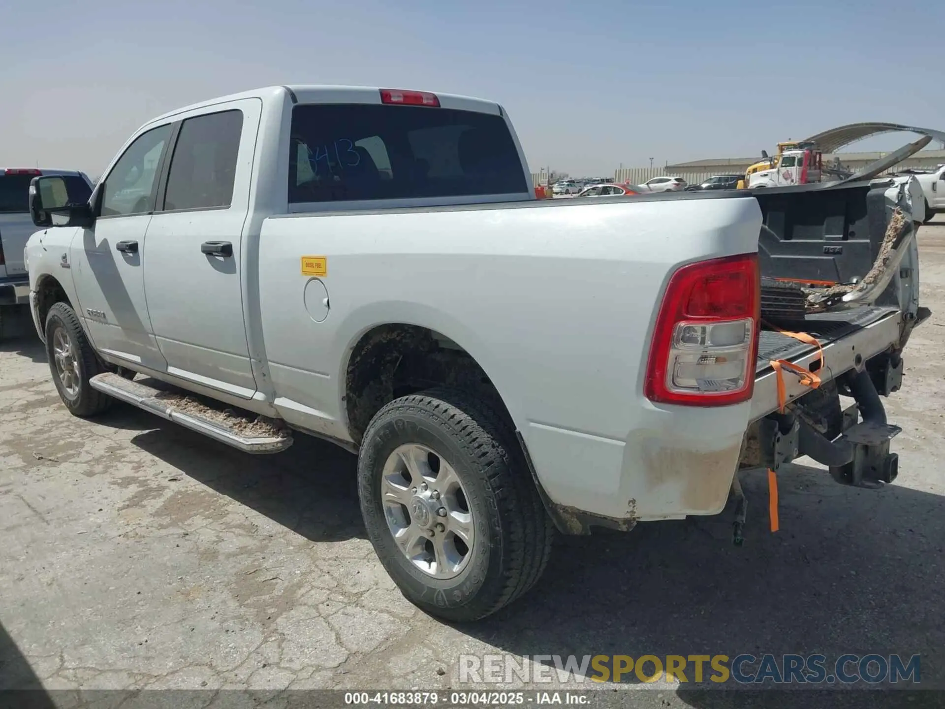 3 fotografías del automóvil dañado 3C6UR5DL0PG544133 RAM 2500 2023