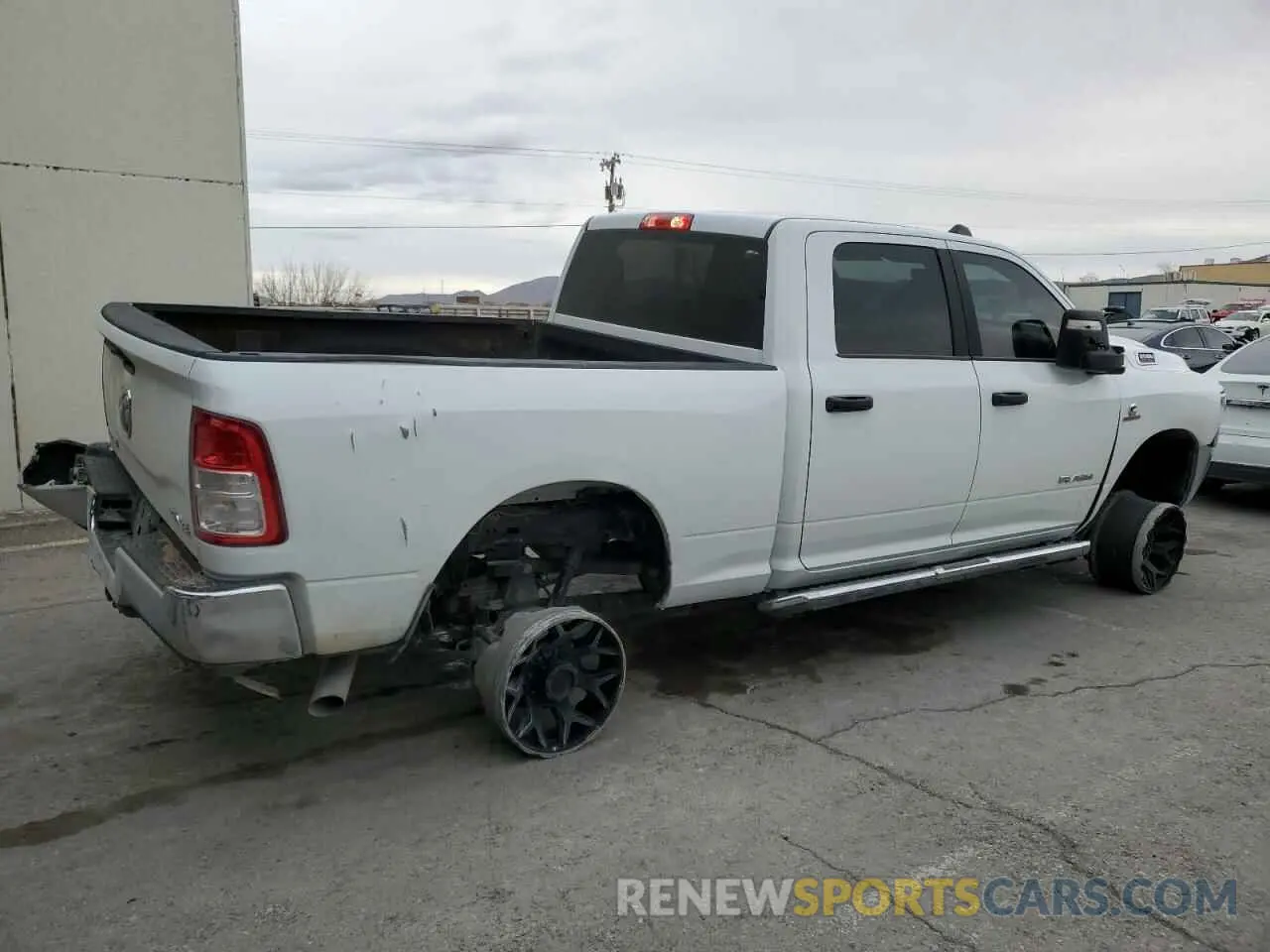 3 fotografías del automóvil dañado 3C6UR5DL0PG613323 RAM 2500 2023