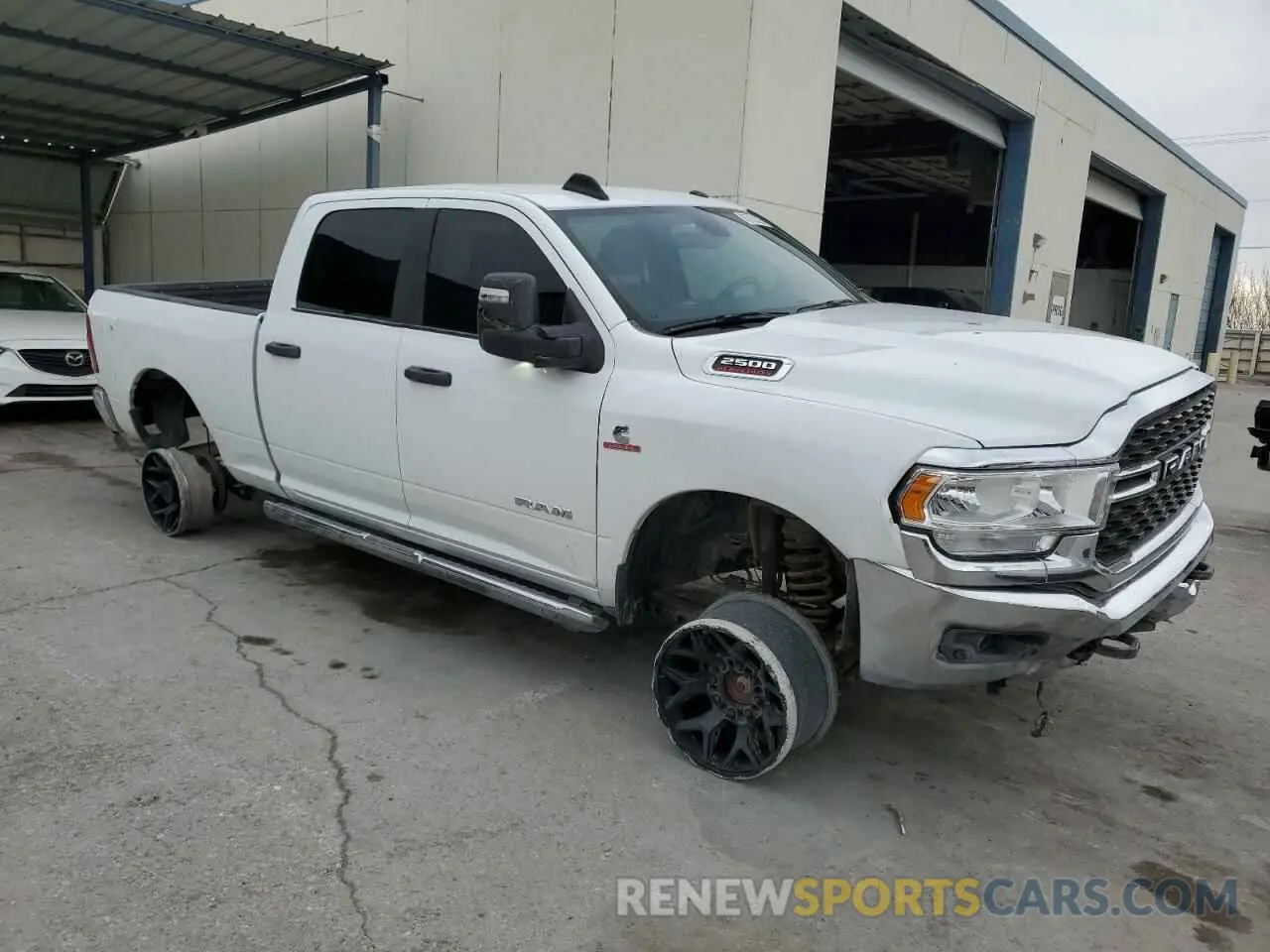 4 fotografías del automóvil dañado 3C6UR5DL0PG613323 RAM 2500 2023
