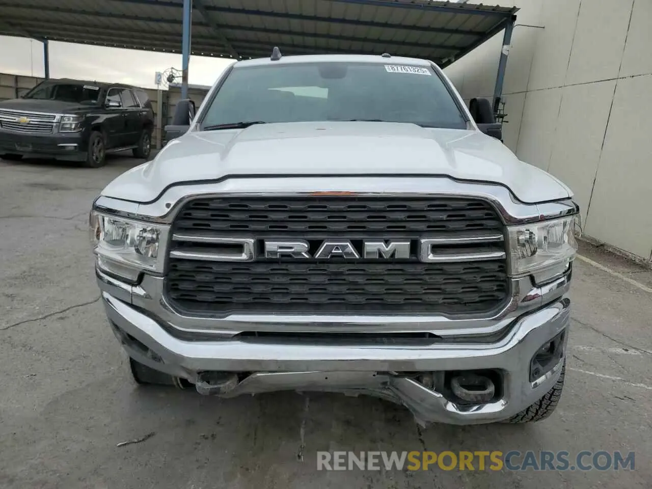 5 fotografías del automóvil dañado 3C6UR5DL0PG613323 RAM 2500 2023