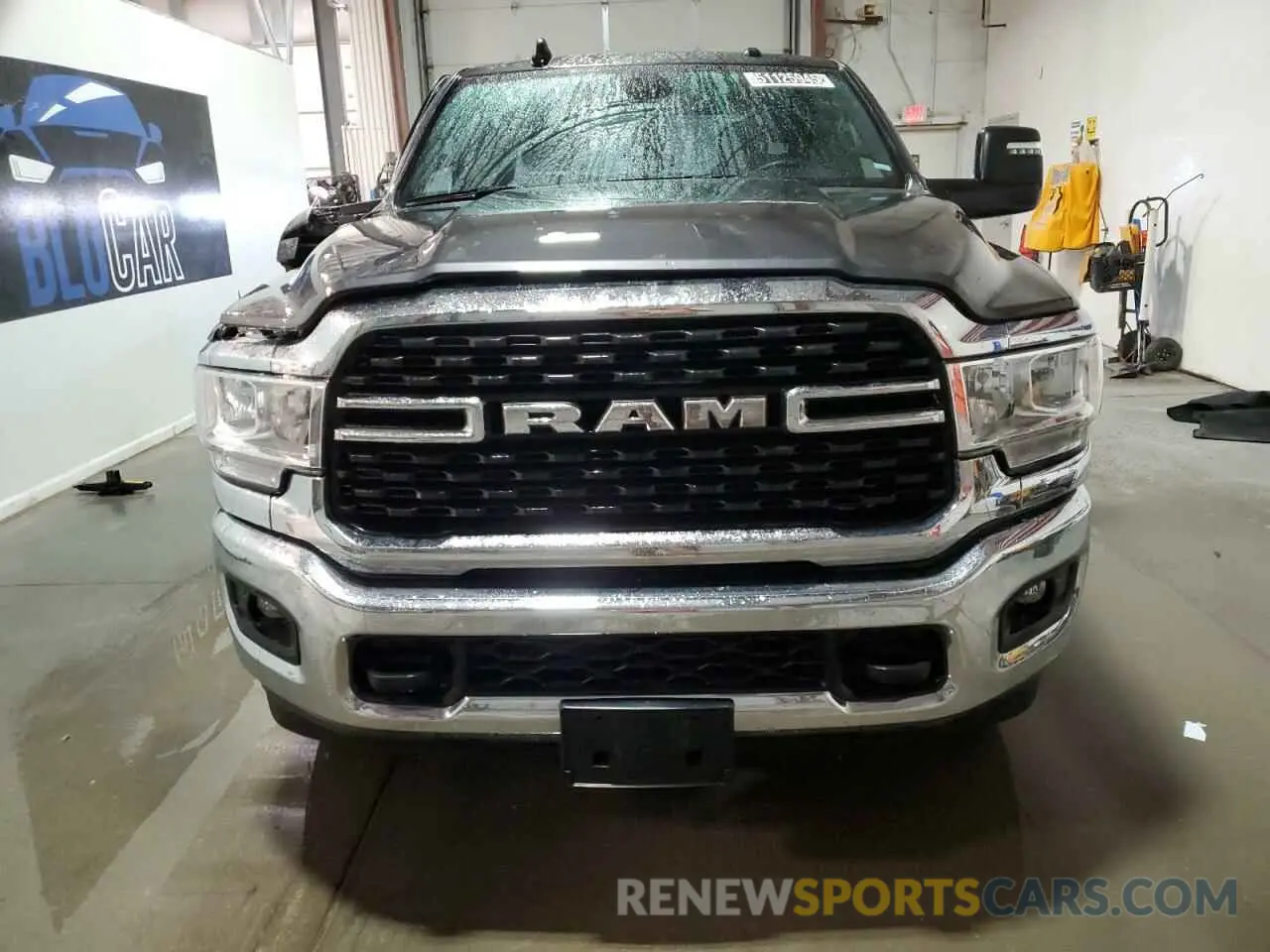 5 fotografías del automóvil dañado 3C6UR5DL2PG651197 RAM 2500 2023