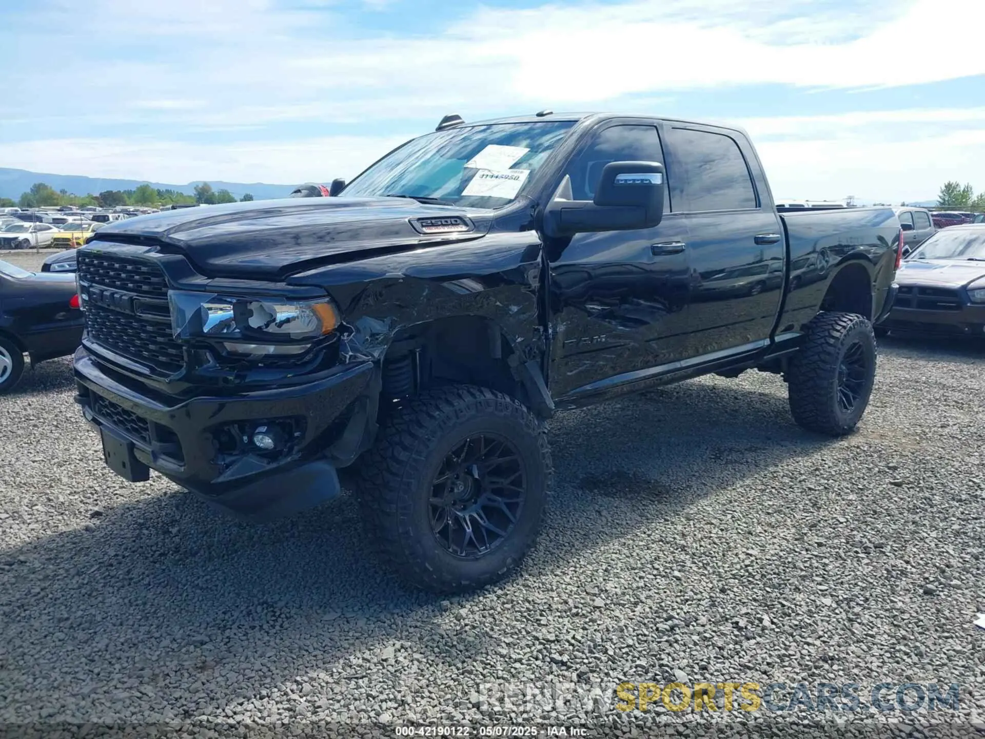 2 fotografías del automóvil dañado 3C6UR5DL3PG635901 RAM 2500 2023
