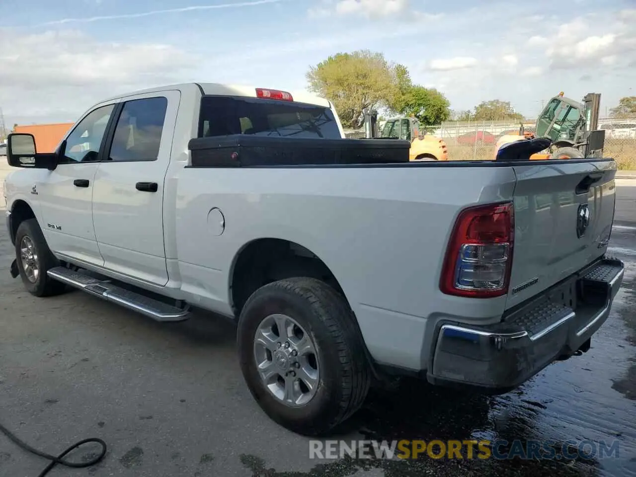 2 fotografías del automóvil dañado 3C6UR5DL5PG576348 RAM 2500 2023