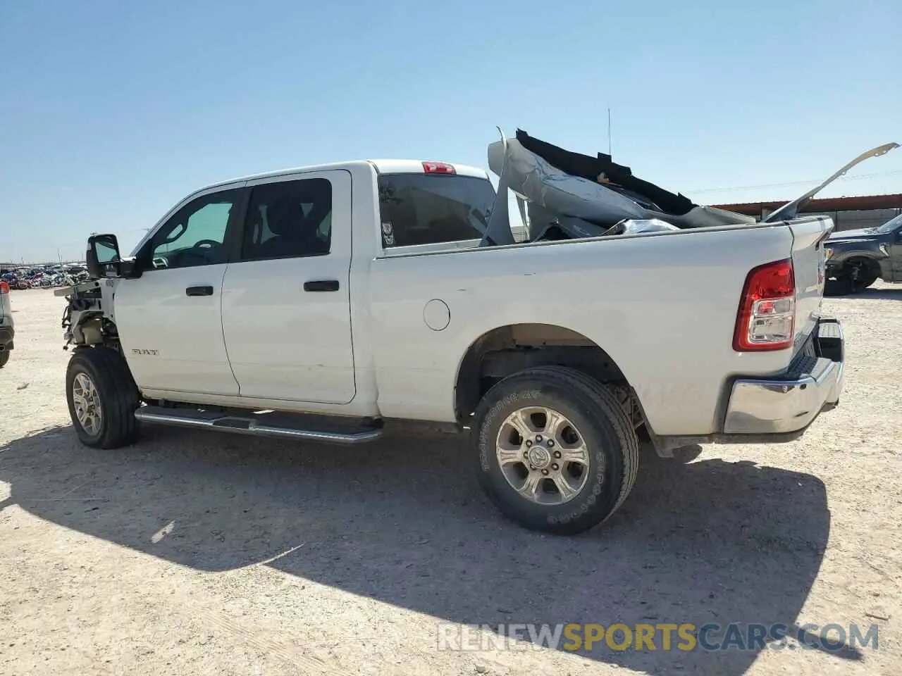 2 fotografías del automóvil dañado 3C6UR5DL6PG590064 RAM 2500 2023