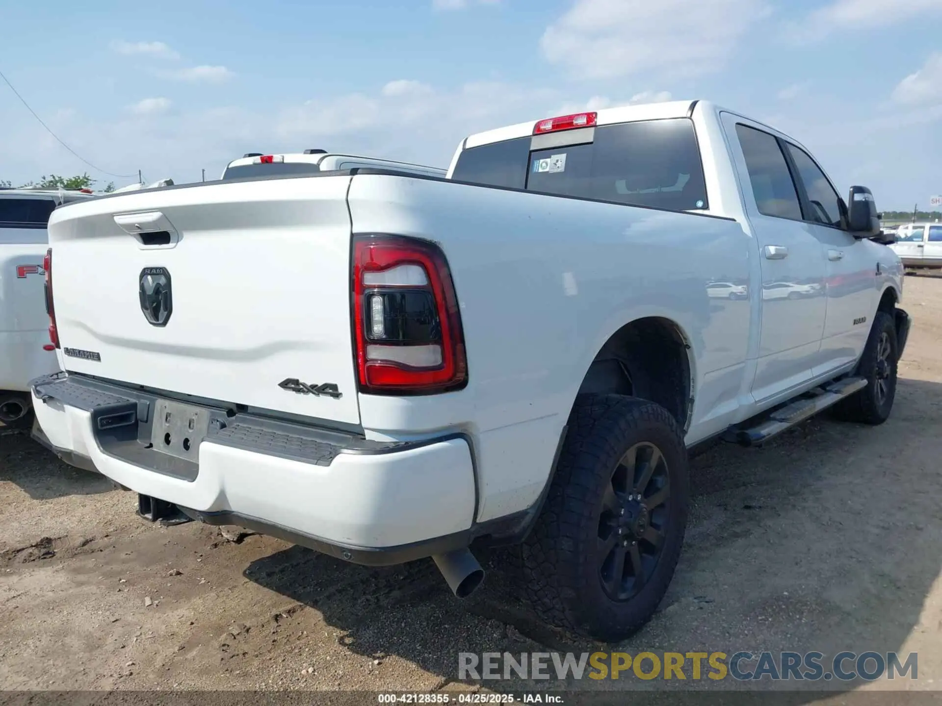4 fotografías del automóvil dañado 3C6UR5FL3PG517960 RAM 2500 2023
