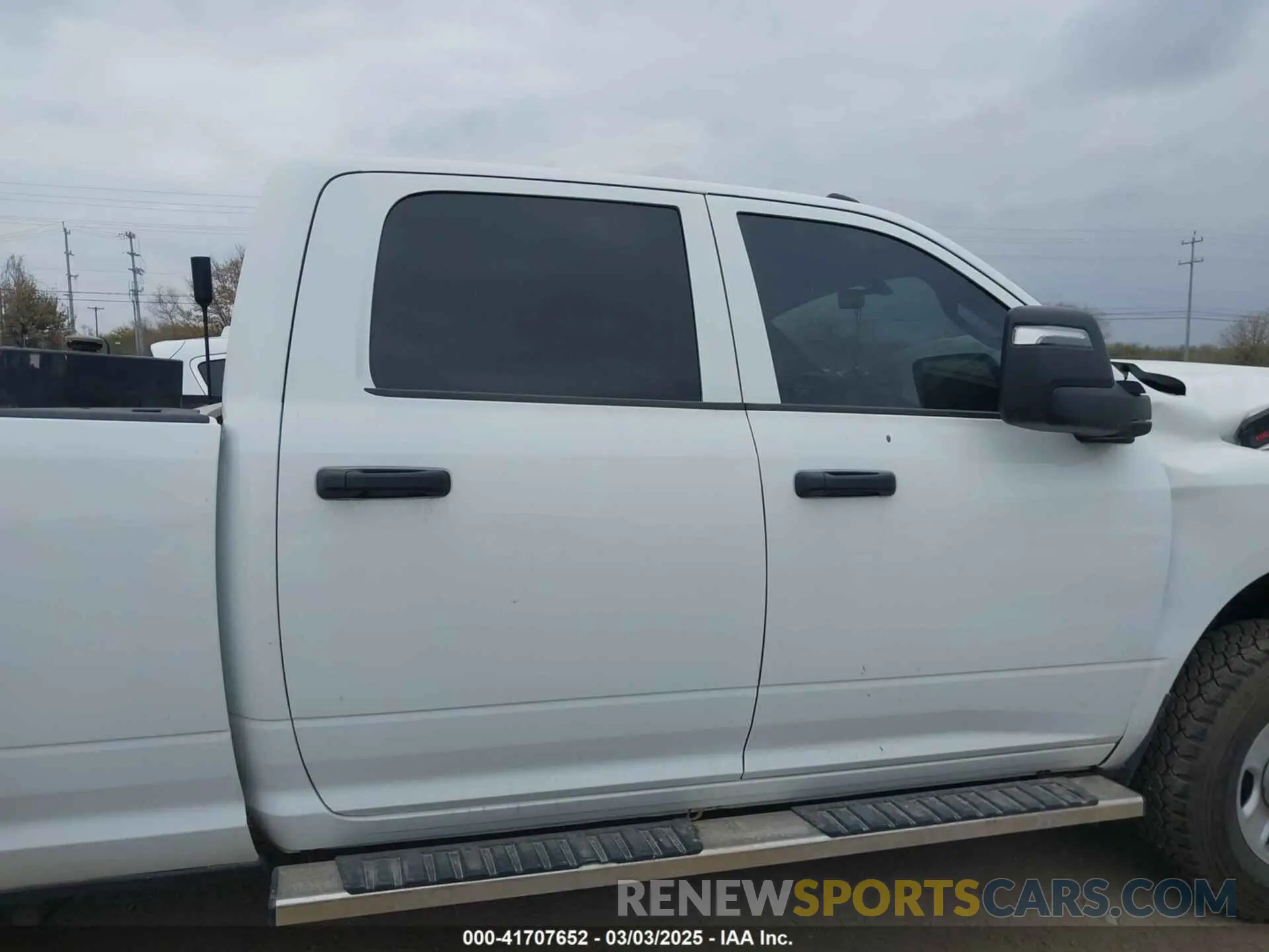 12 fotografías del automóvil dañado 3C6UR5HJ2PG631377 RAM 2500 2023