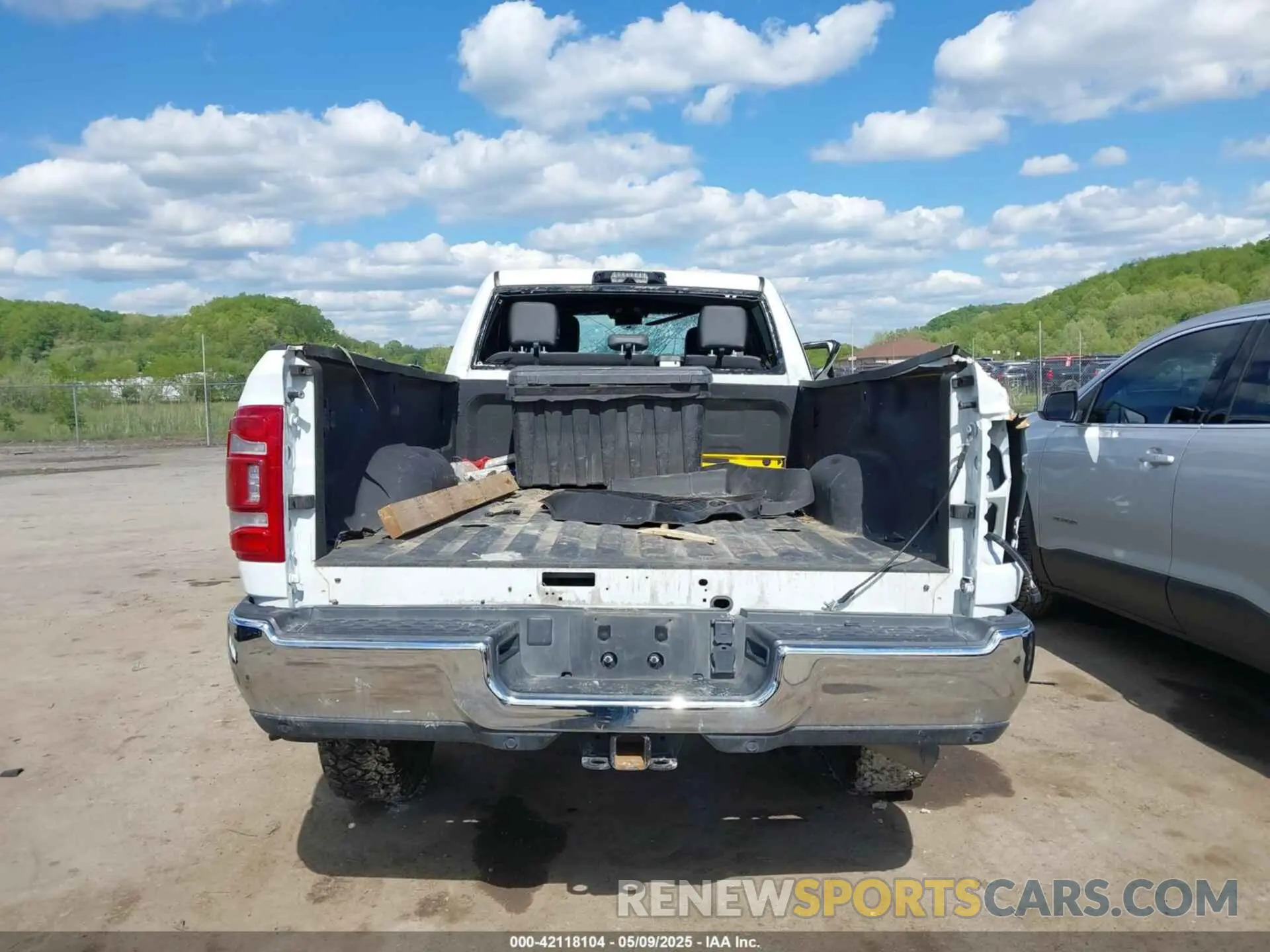 17 fotografías del automóvil dañado 3C6UR5HJ9PG564714 RAM 2500 2023
