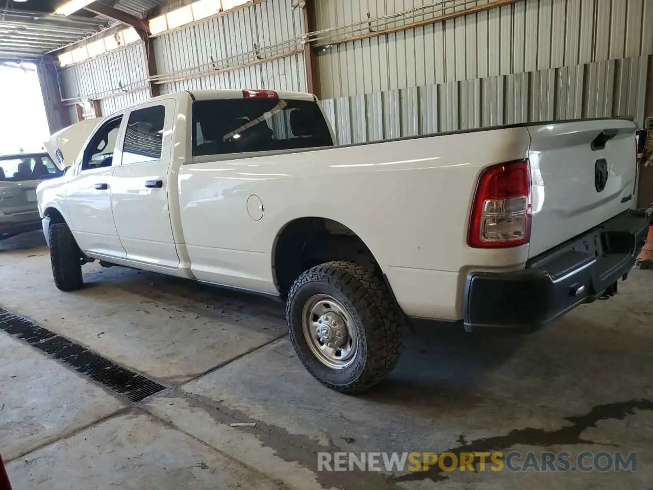 2 fotografías del automóvil dañado 3C6UR5HJ9PG587488 RAM 2500 2023