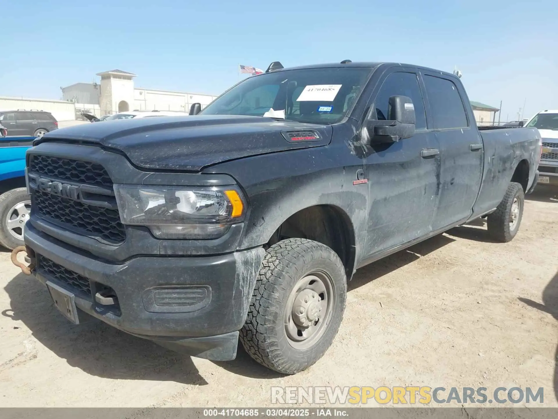 2 fotografías del automóvil dañado 3C6UR5HL2PG587012 RAM 2500 2023