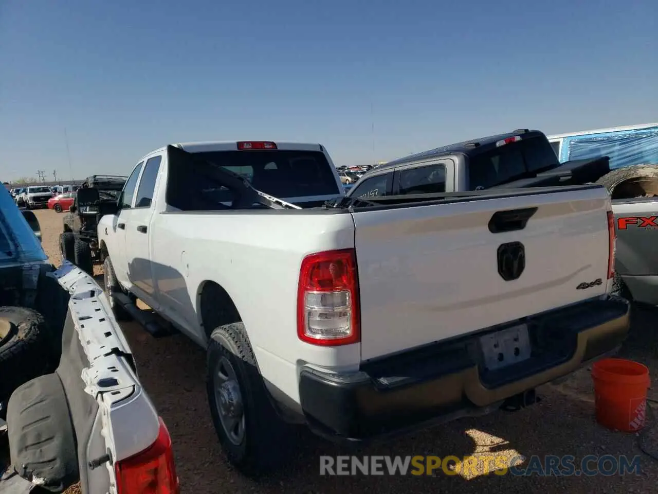 2 fotografías del automóvil dañado 3C6UR5HL3PG565956 RAM 2500 2023