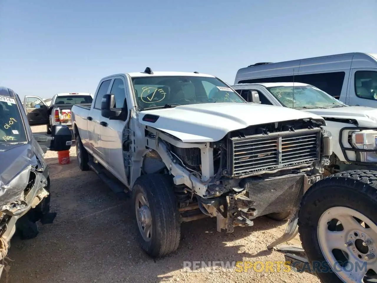 4 fotografías del automóvil dañado 3C6UR5HL3PG565956 RAM 2500 2023