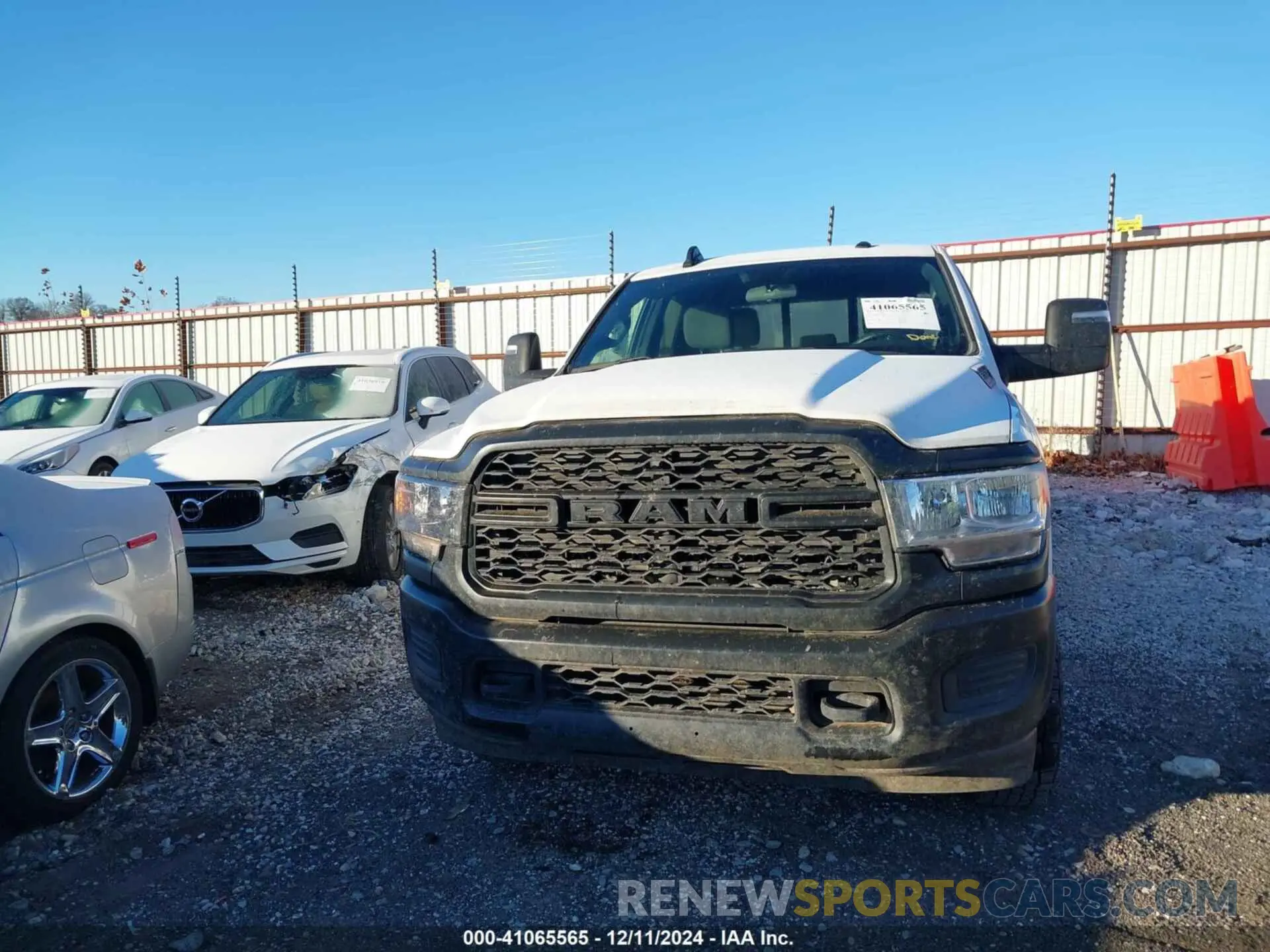 12 fotografías del automóvil dañado 3C6UR5HL4PG506690 RAM 2500 2023