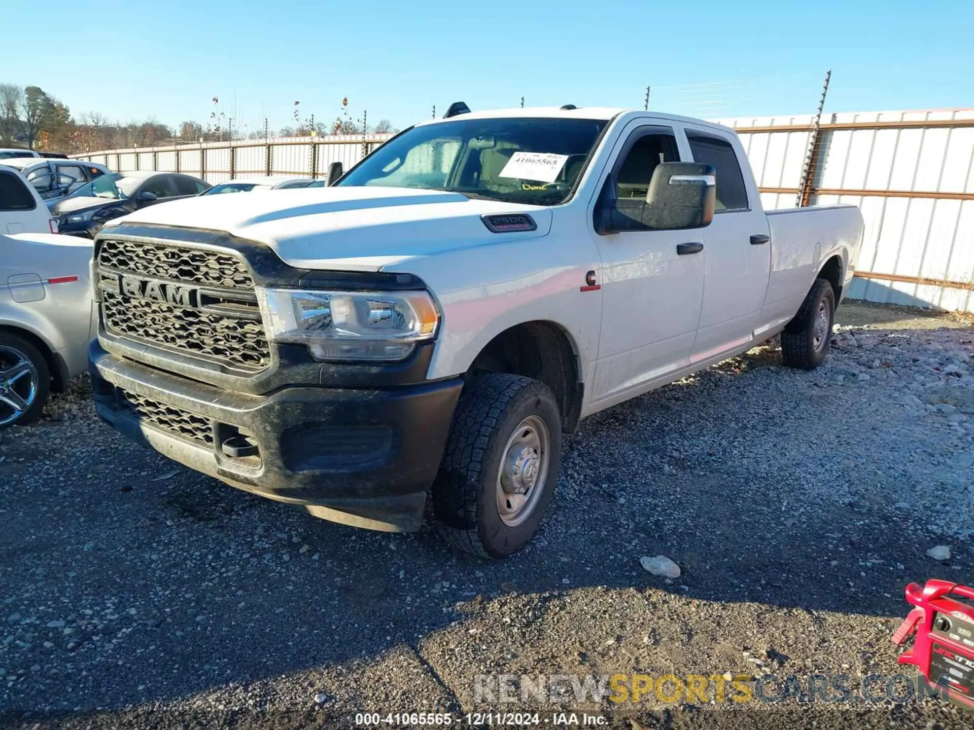 2 fotografías del automóvil dañado 3C6UR5HL4PG506690 RAM 2500 2023