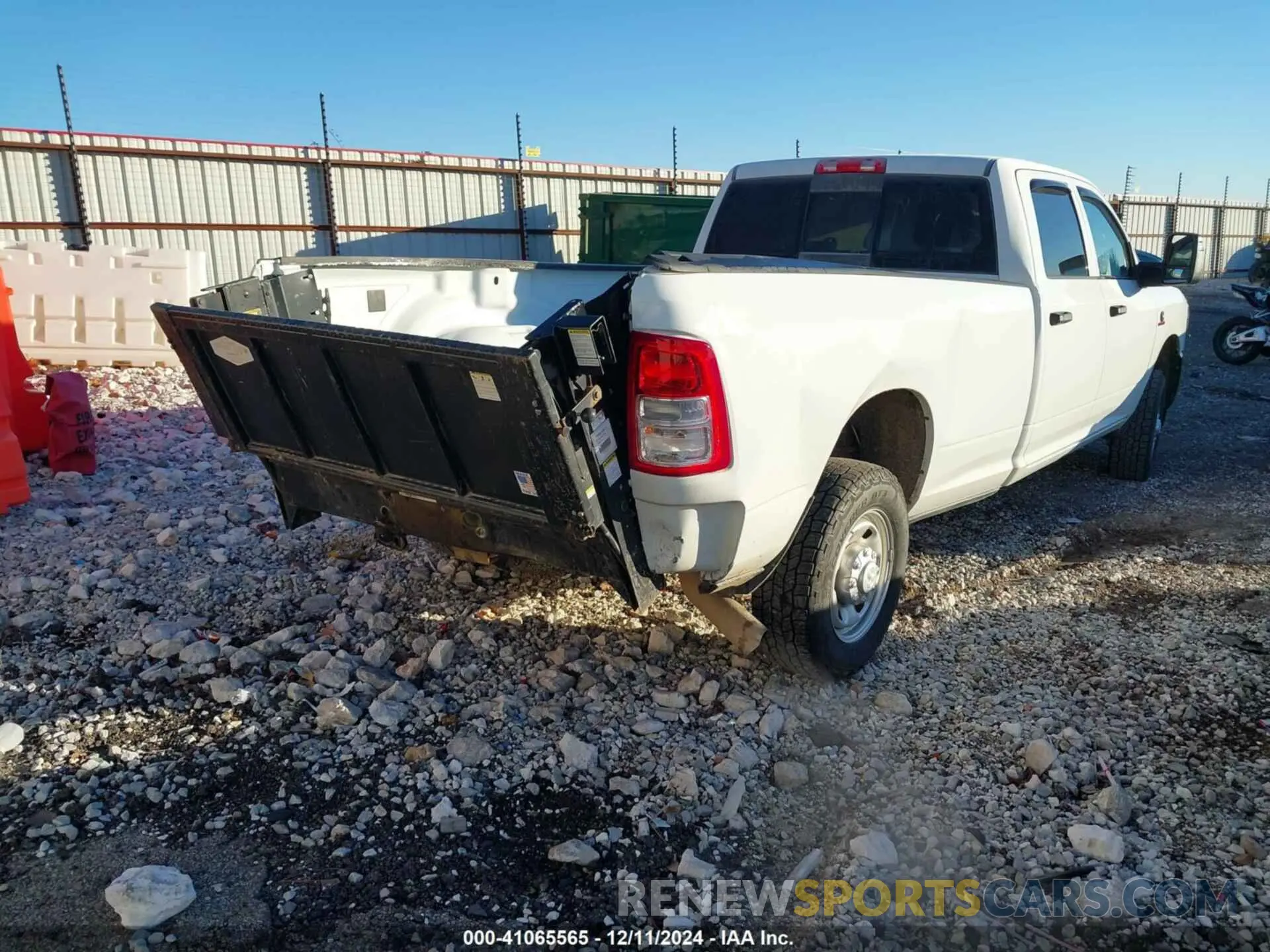 4 fotografías del automóvil dañado 3C6UR5HL4PG506690 RAM 2500 2023