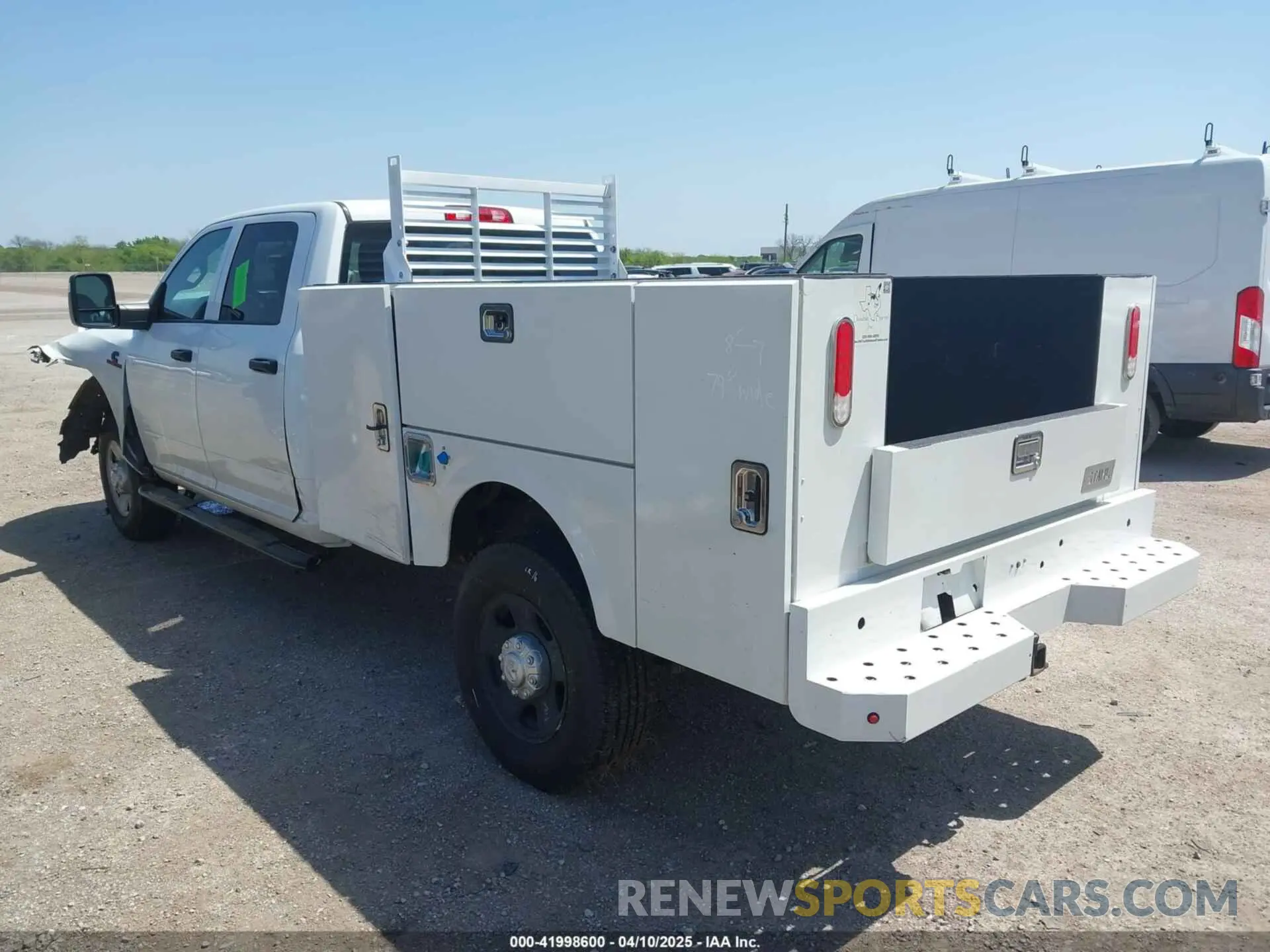 3 fotografías del automóvil dañado 3C6UR5HL7PG547413 RAM 2500 2023
