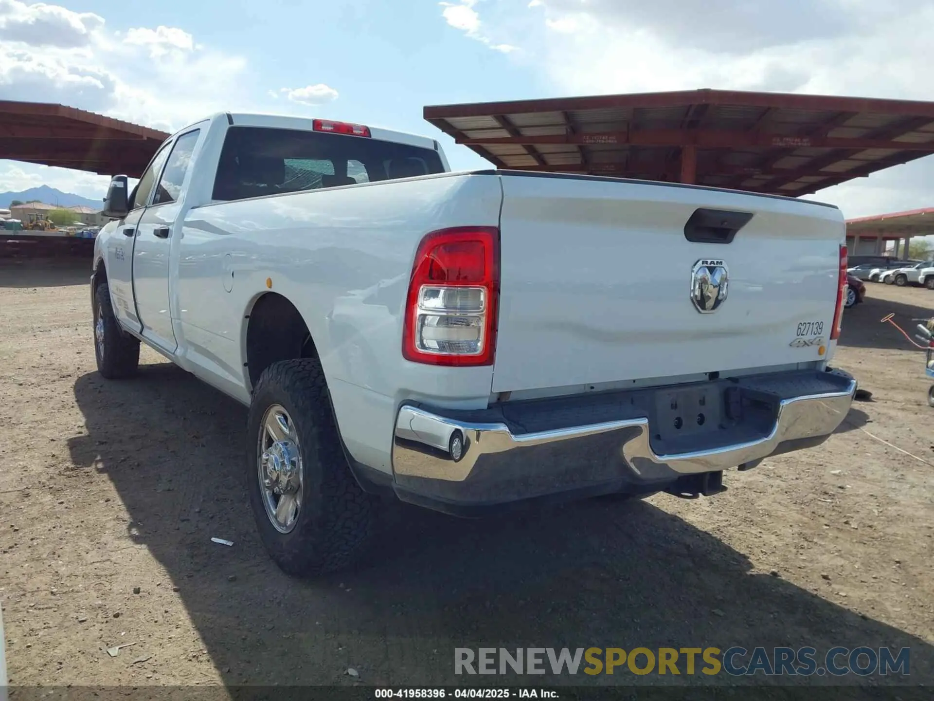 3 fotografías del automóvil dañado 3C6UR5HL9PG544416 RAM 2500 2023