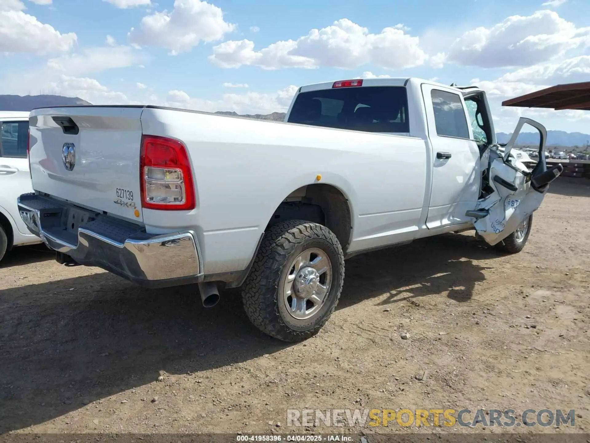 4 fotografías del automóvil dañado 3C6UR5HL9PG544416 RAM 2500 2023