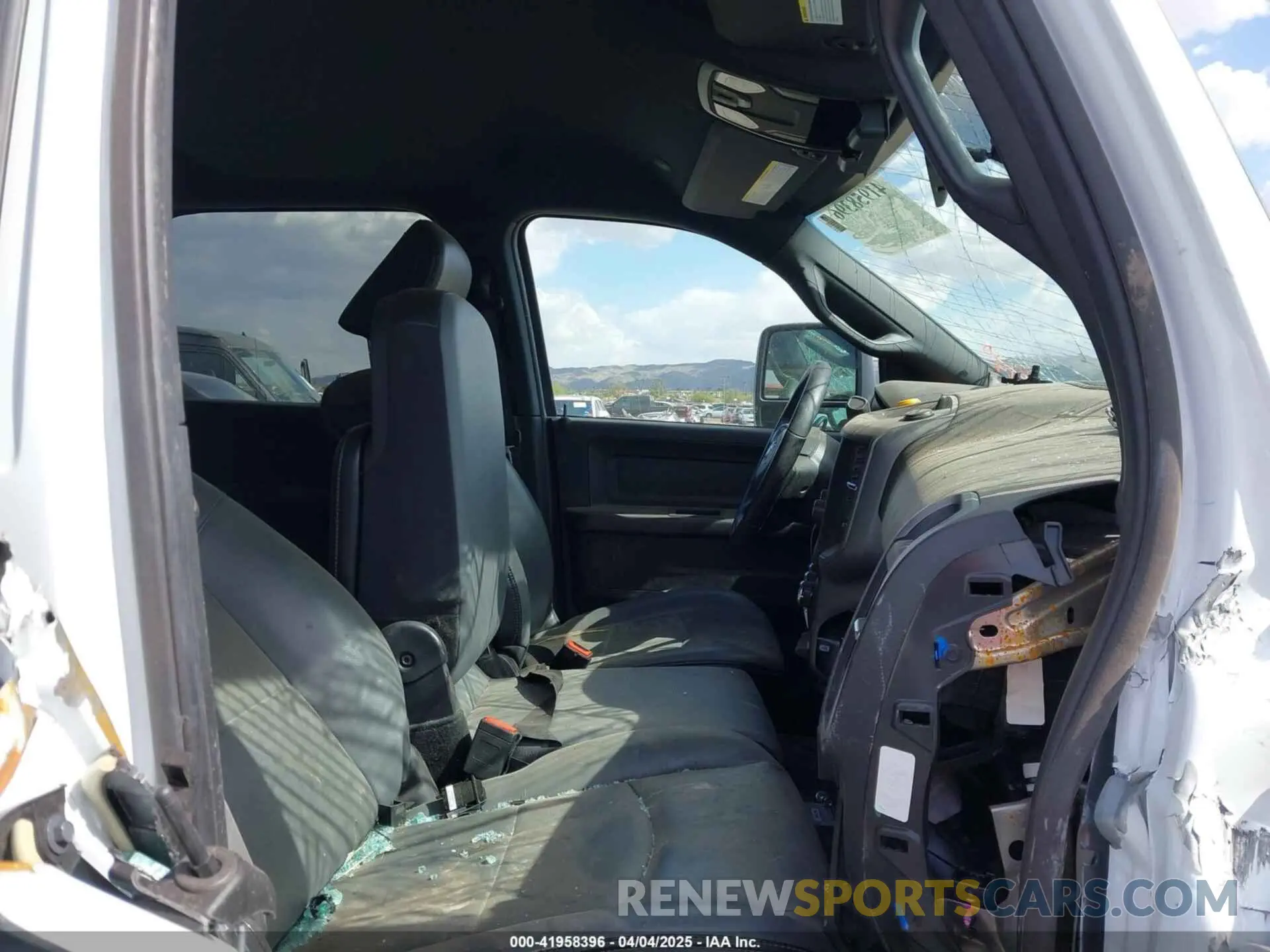 5 fotografías del automóvil dañado 3C6UR5HL9PG544416 RAM 2500 2023