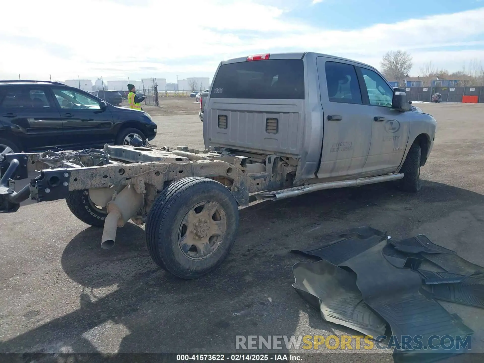 4 fotografías del automóvil dañado 3C6UR5JJXPG586831 RAM 2500 2023