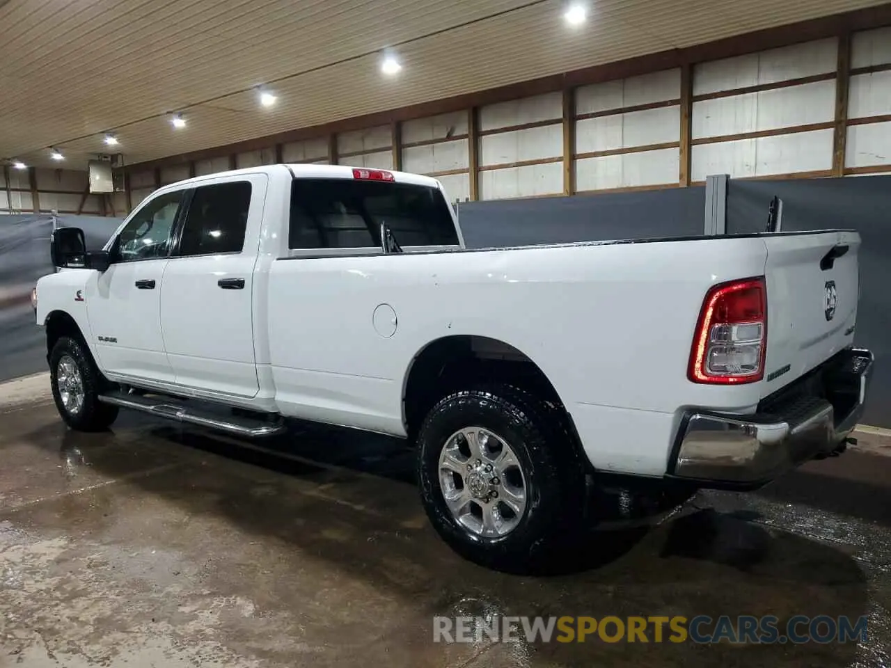 2 fotografías del automóvil dañado 3C6UR5JL1PG632578 RAM 2500 2023