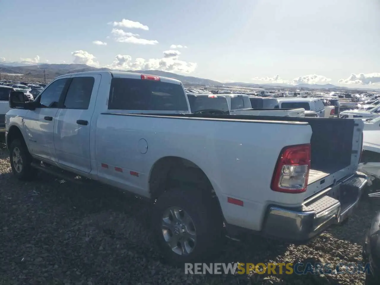 2 fotografías del automóvil dañado 3C6UR5JL3PG514404 RAM 2500 2023