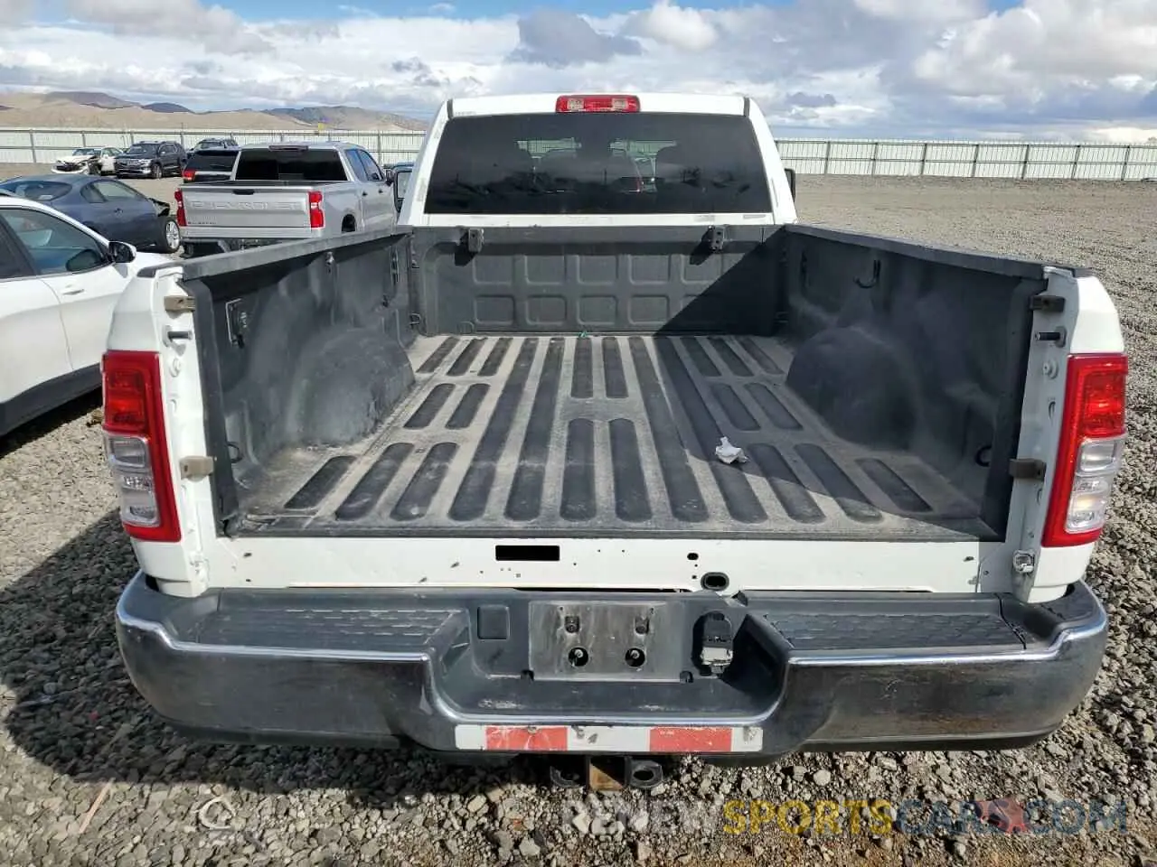 6 fotografías del automóvil dañado 3C6UR5JL3PG514404 RAM 2500 2023
