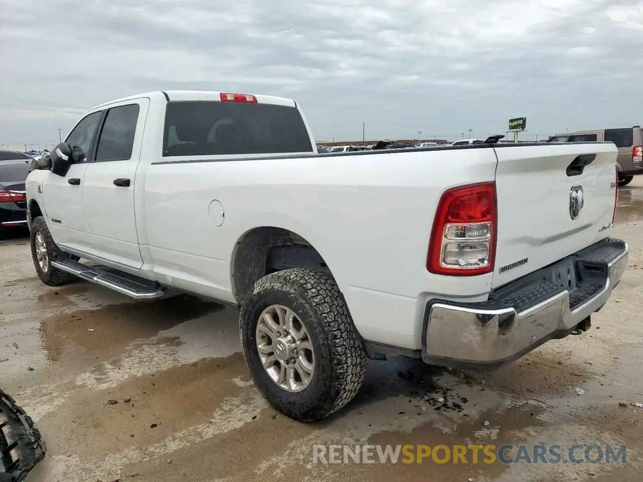 2 fotografías del automóvil dañado 3C6UR5JL3PG576451 RAM 2500 2023