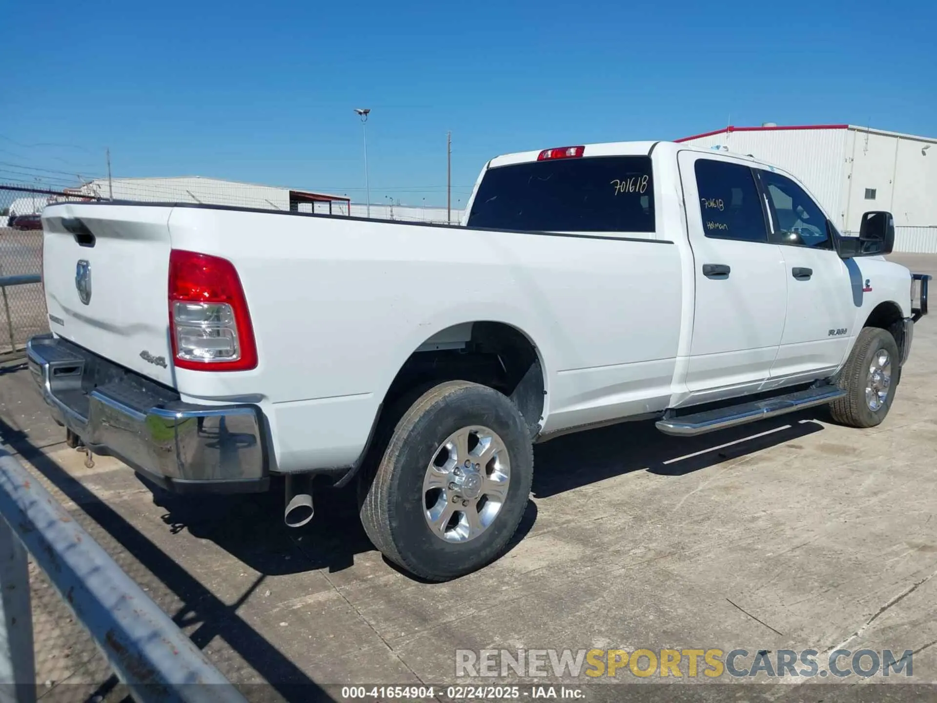 4 fotografías del automóvil dañado 3C6UR5JL4PG514587 RAM 2500 2023
