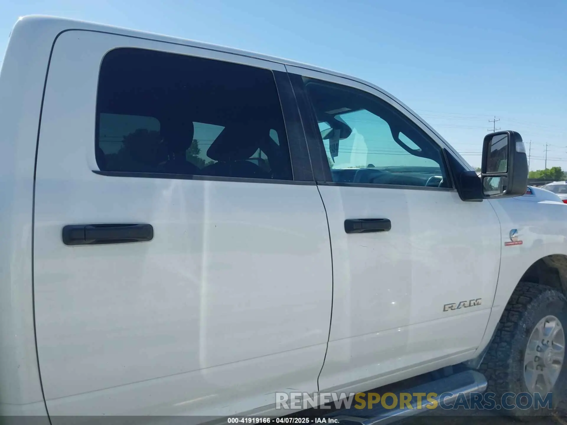 13 fotografías del automóvil dañado 3C6UR5JL5PG610924 RAM 2500 2023