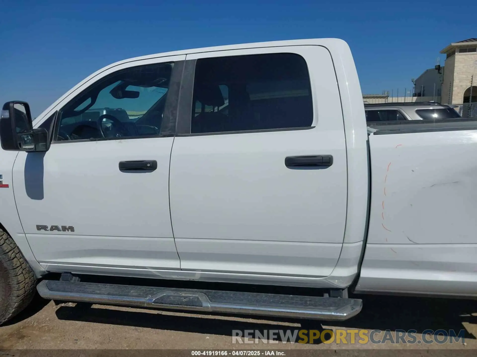 14 fotografías del automóvil dañado 3C6UR5JL5PG610924 RAM 2500 2023
