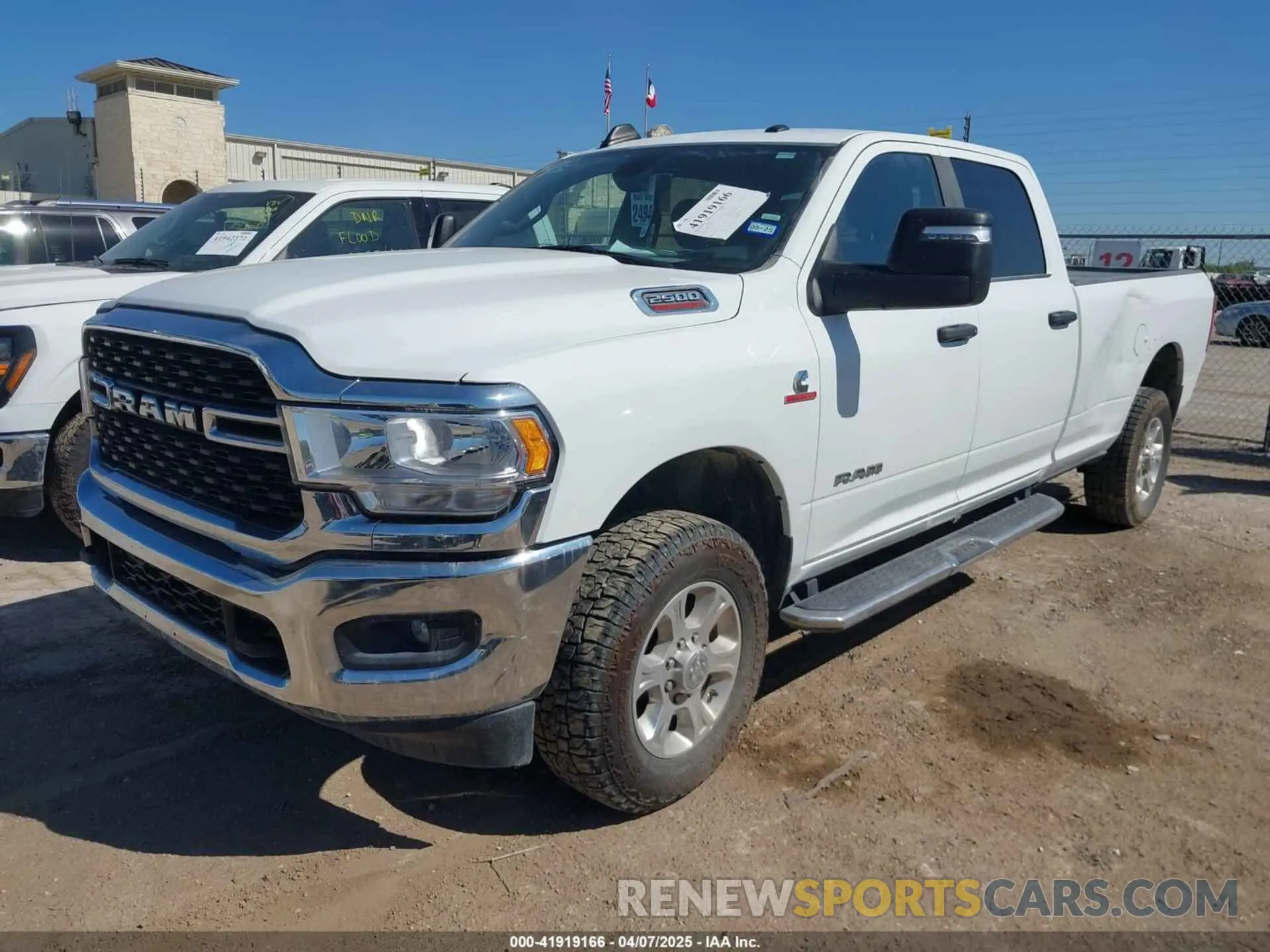 2 fotografías del automóvil dañado 3C6UR5JL5PG610924 RAM 2500 2023