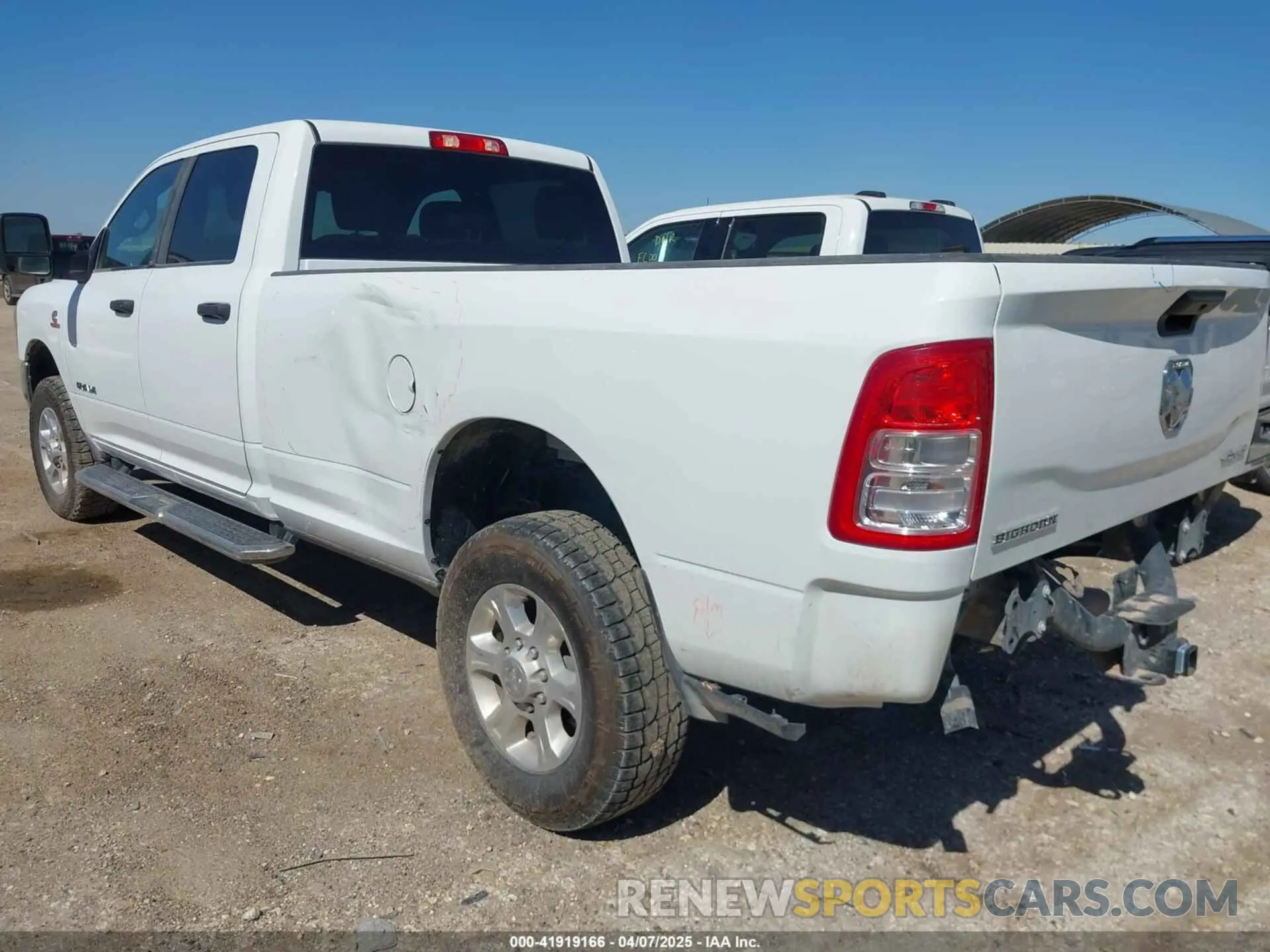 3 fotografías del automóvil dañado 3C6UR5JL5PG610924 RAM 2500 2023