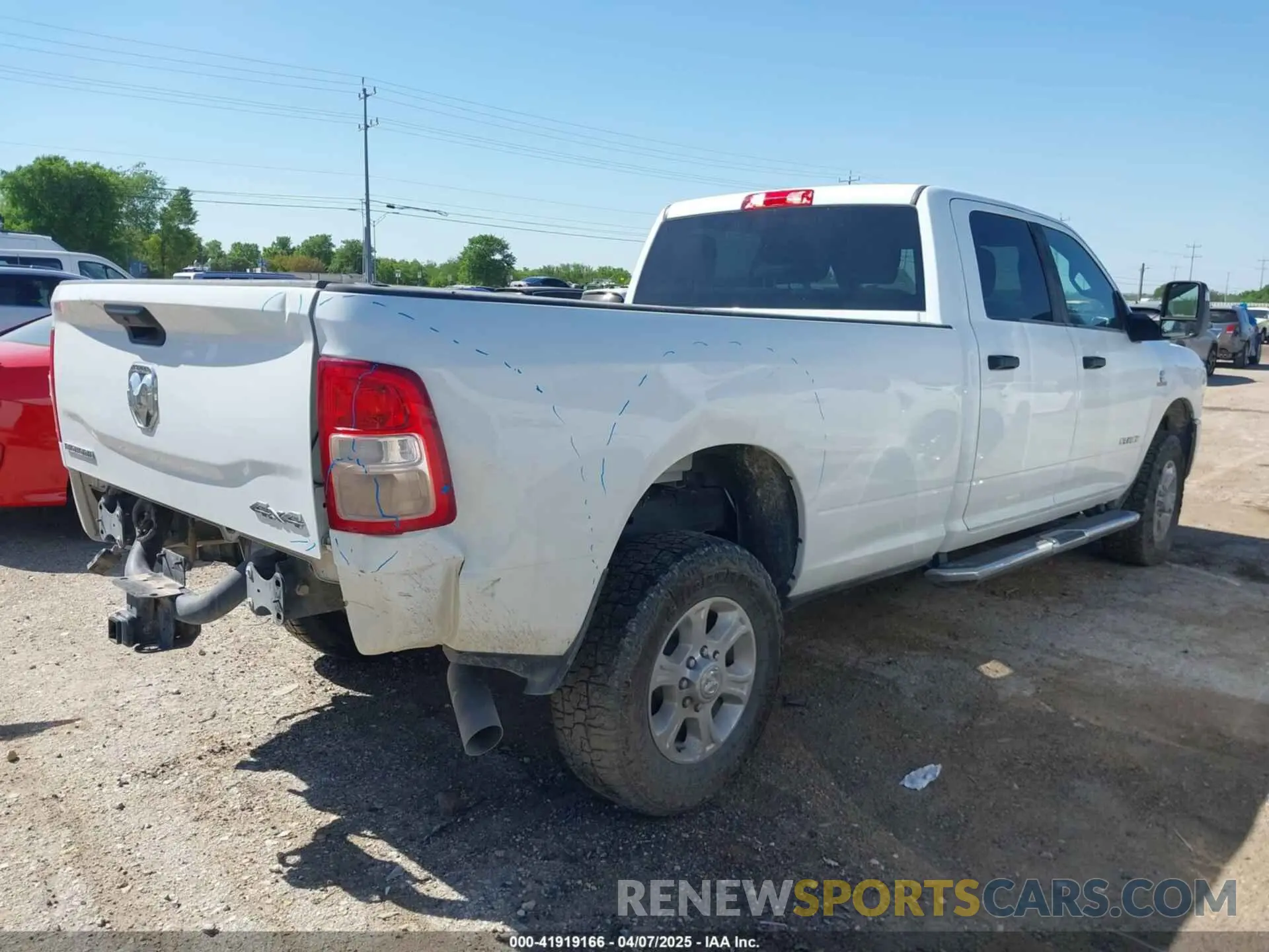 4 fotografías del automóvil dañado 3C6UR5JL5PG610924 RAM 2500 2023