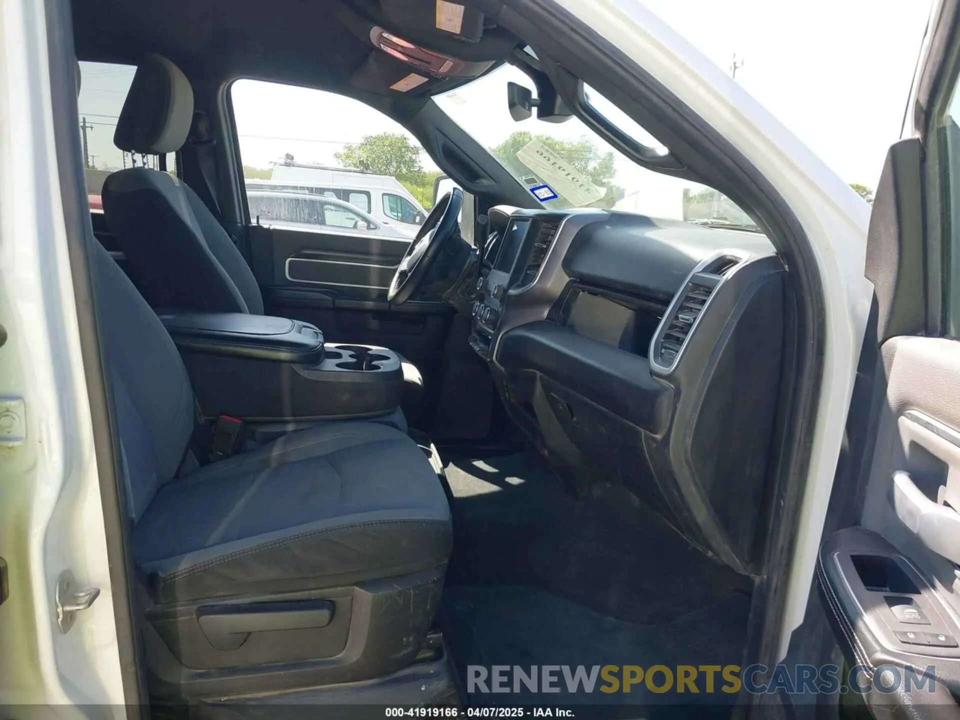 5 fotografías del automóvil dañado 3C6UR5JL5PG610924 RAM 2500 2023