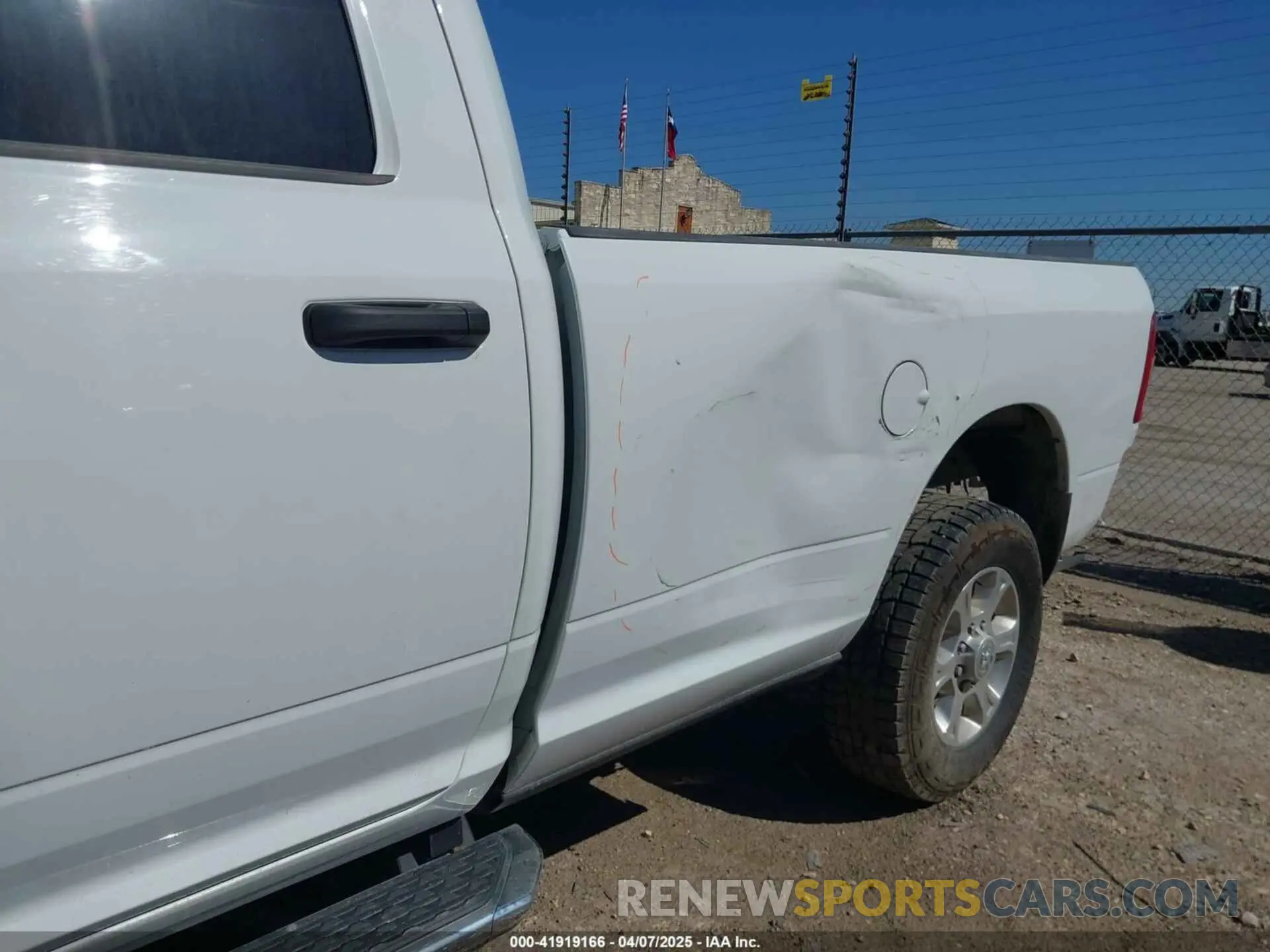 6 fotografías del automóvil dañado 3C6UR5JL5PG610924 RAM 2500 2023