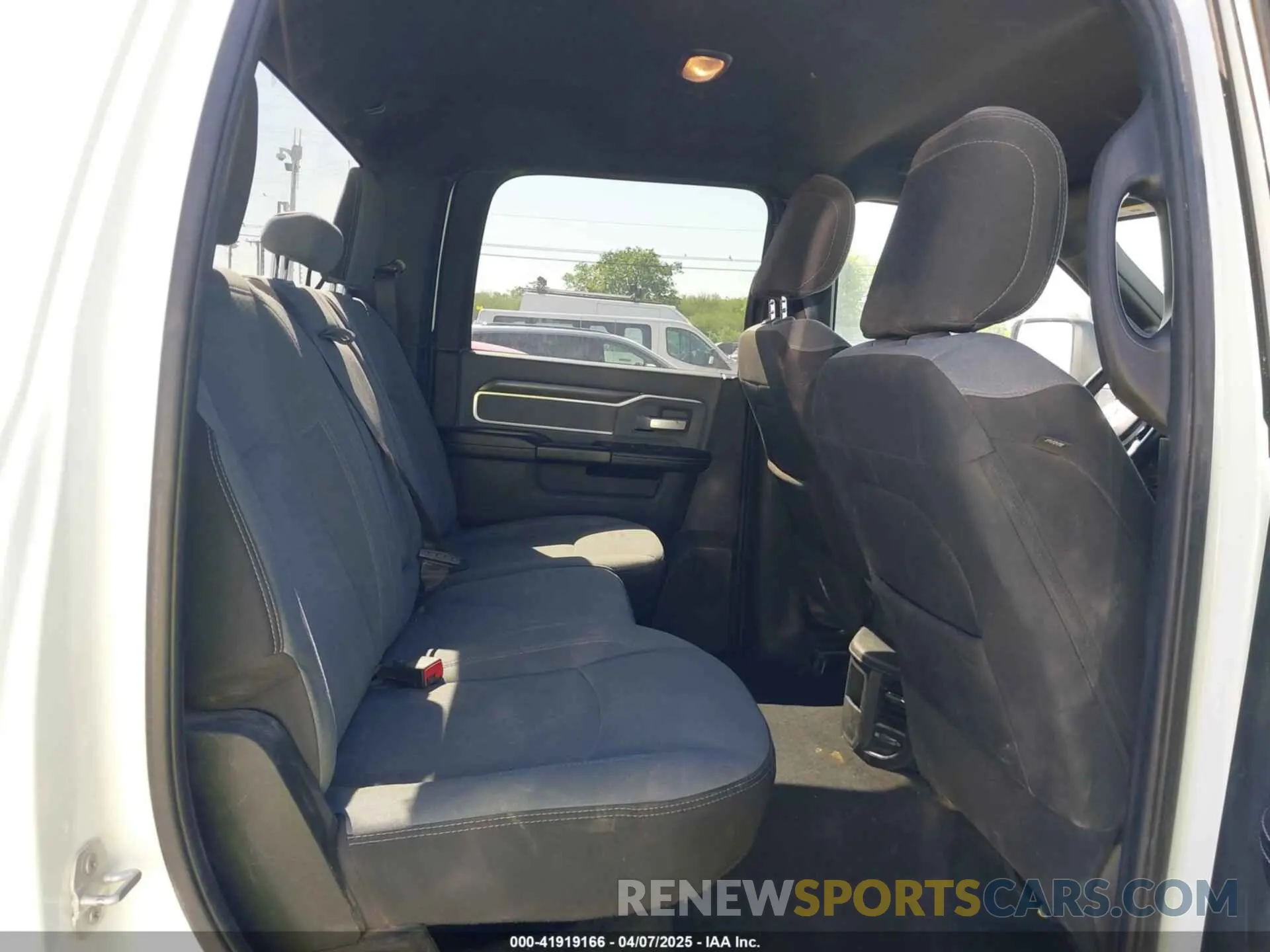8 fotografías del automóvil dañado 3C6UR5JL5PG610924 RAM 2500 2023