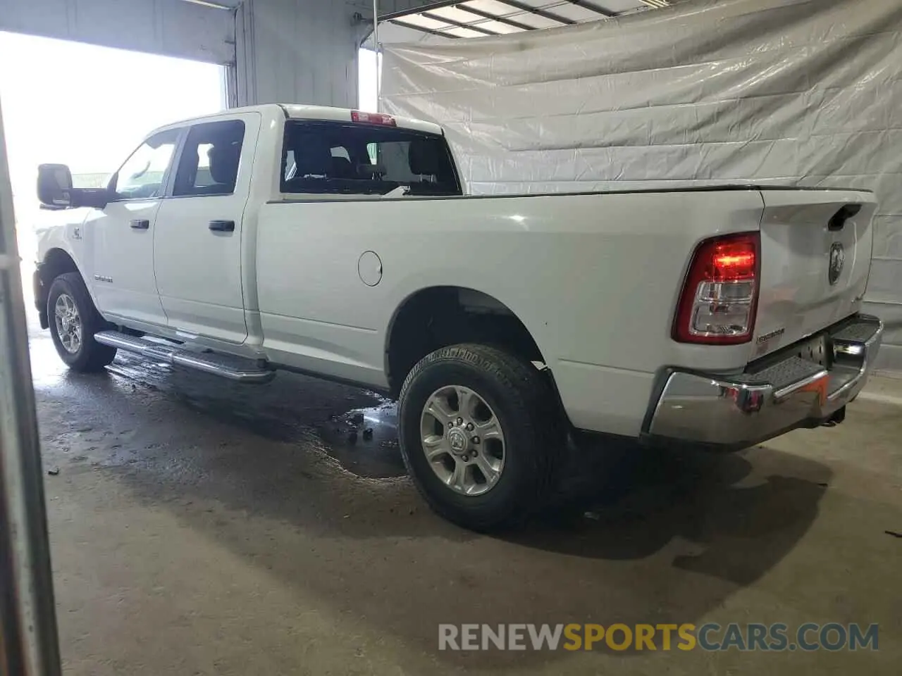 2 fotografías del automóvil dañado 3C6UR5JL6PG587668 RAM 2500 2023