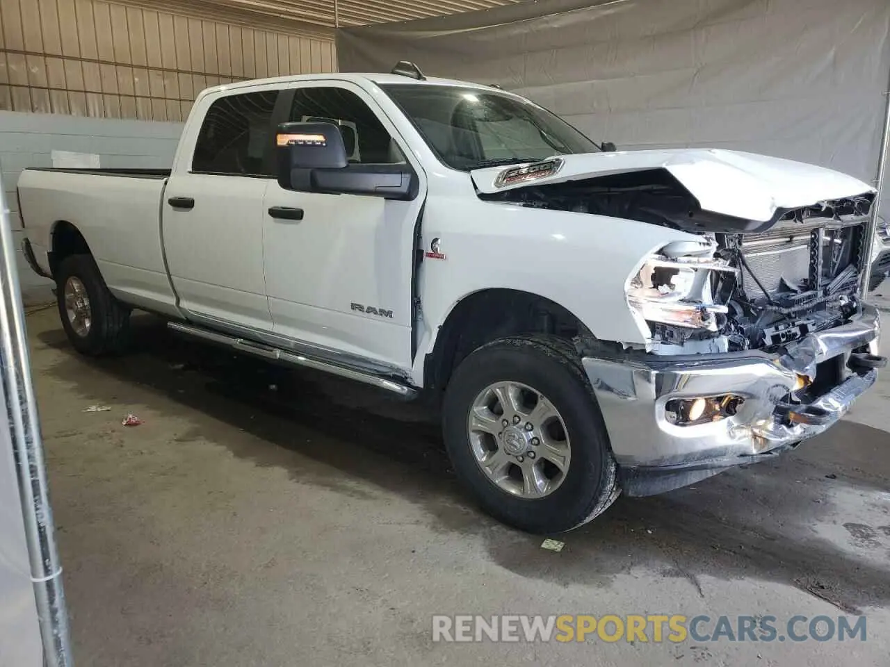 4 fotografías del automóvil dañado 3C6UR5JL6PG587668 RAM 2500 2023