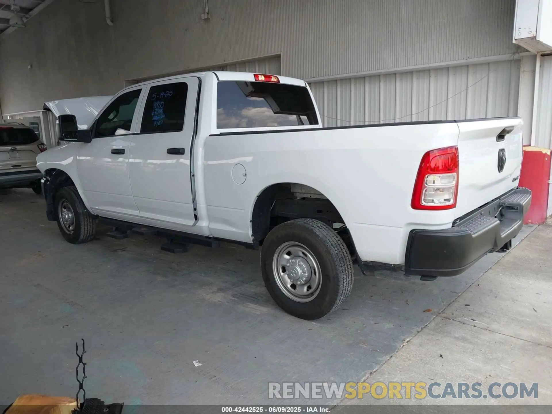 3 fotografías del automóvil dañado 3C6UR5CJ4RG267621 RAM 2500 2024