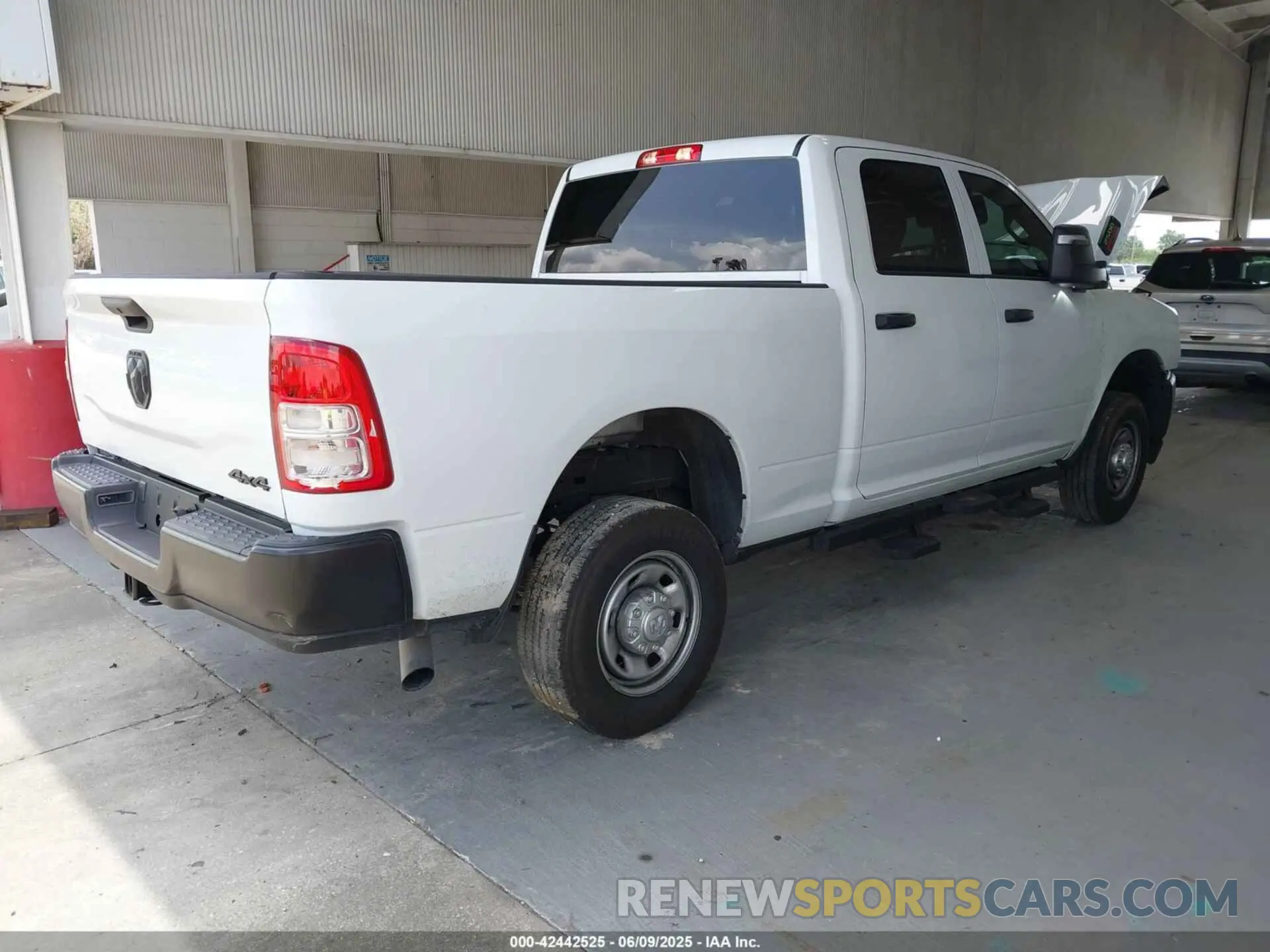 4 fotografías del automóvil dañado 3C6UR5CJ4RG267621 RAM 2500 2024