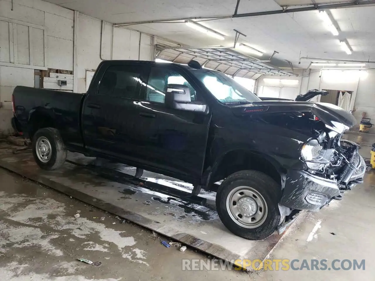 4 fotografías del automóvil dañado 3C6UR5CL4RG375481 RAM 2500 2024