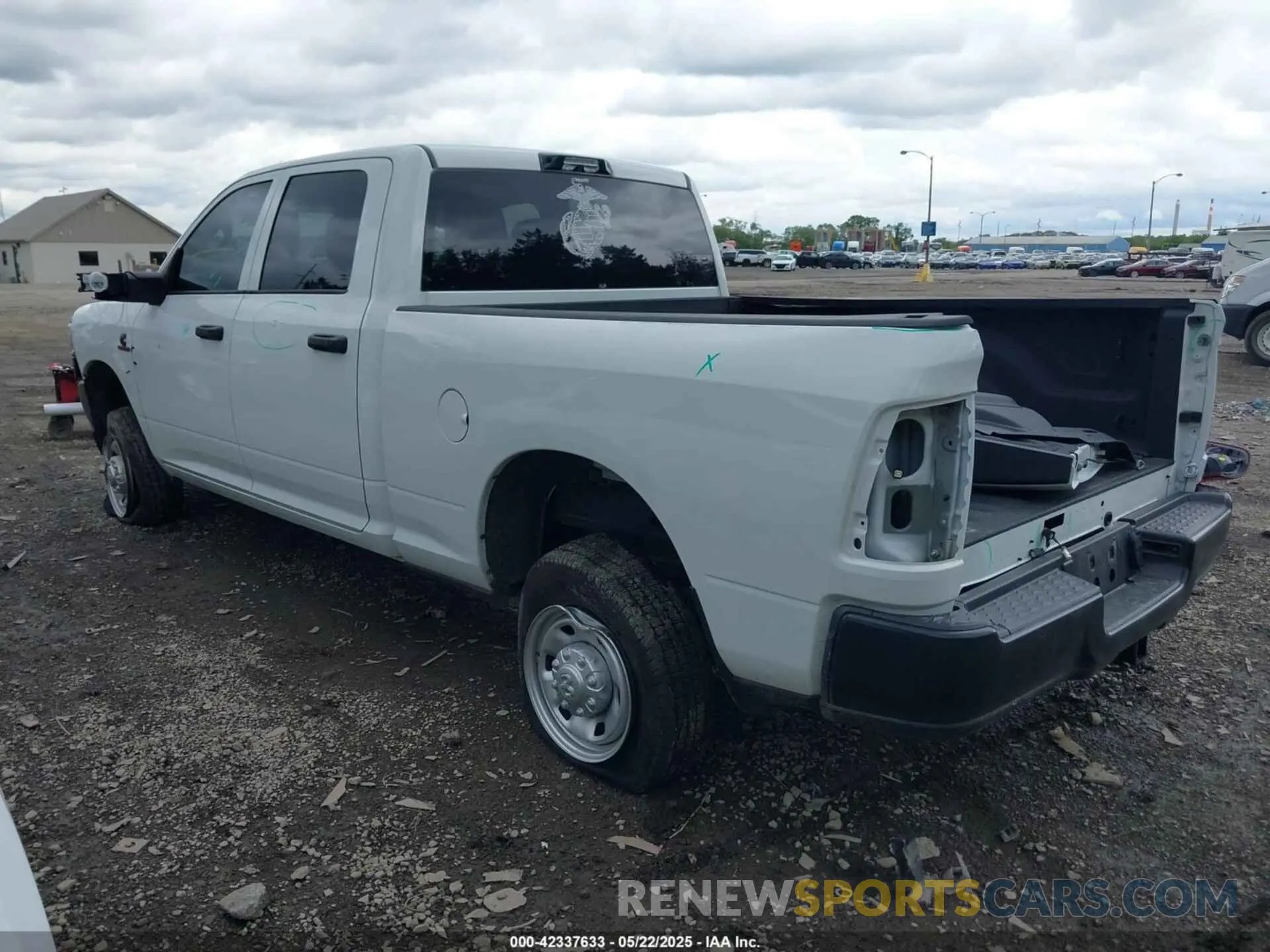 3 fotografías del automóvil dañado 3C6UR5CL9RG234339 RAM 2500 2024