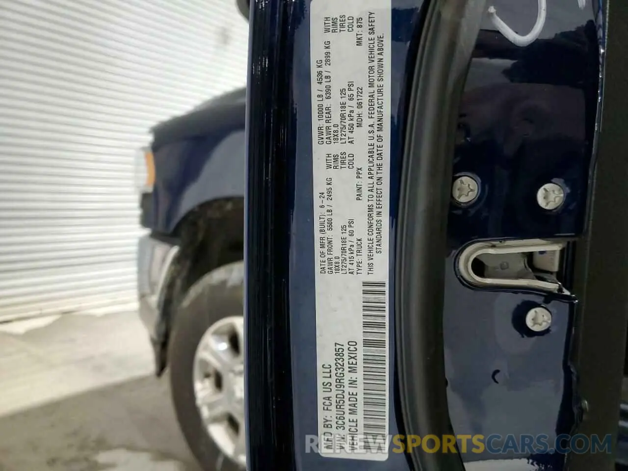13 fotografías del automóvil dañado 3C6UR5DJ9RG323857 RAM 2500 2024