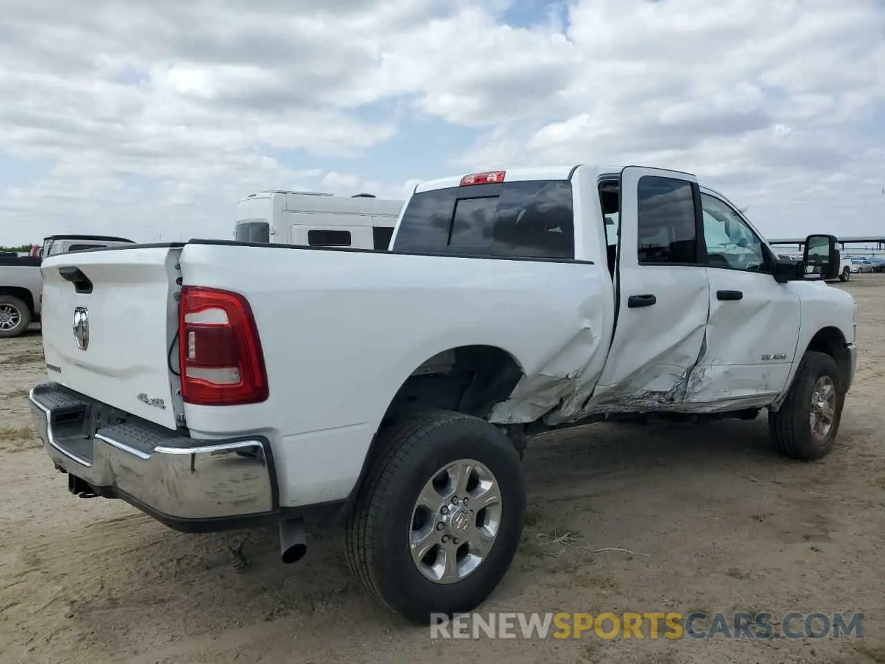 3 fotografías del automóvil dañado 3C6UR5DJ9RG385825 RAM 2500 2024