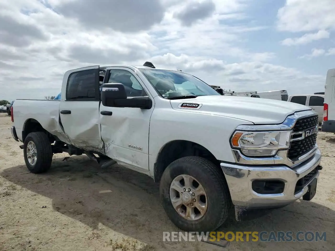 4 fotografías del automóvil dañado 3C6UR5DJ9RG385825 RAM 2500 2024