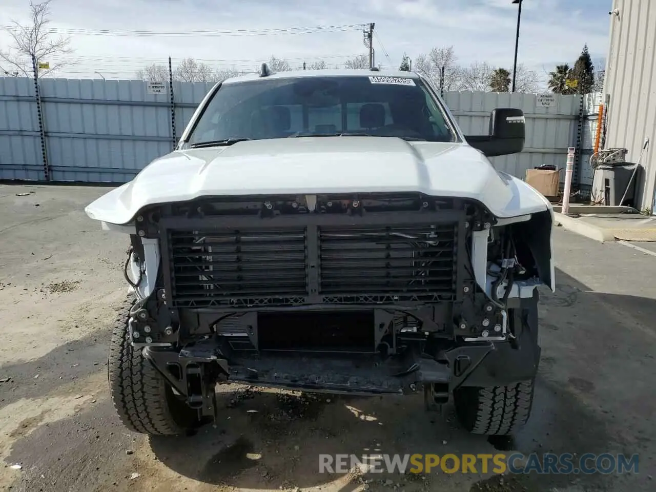 5 fotografías del automóvil dañado 3C6UR5DJXRG382898 RAM 2500 2024