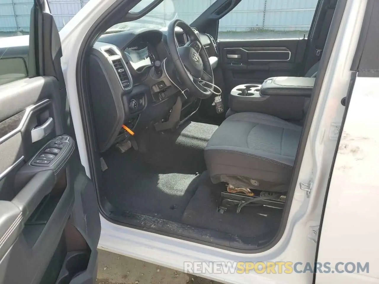 8 fotografías del automóvil dañado 3C6UR5DJXRG382898 RAM 2500 2024