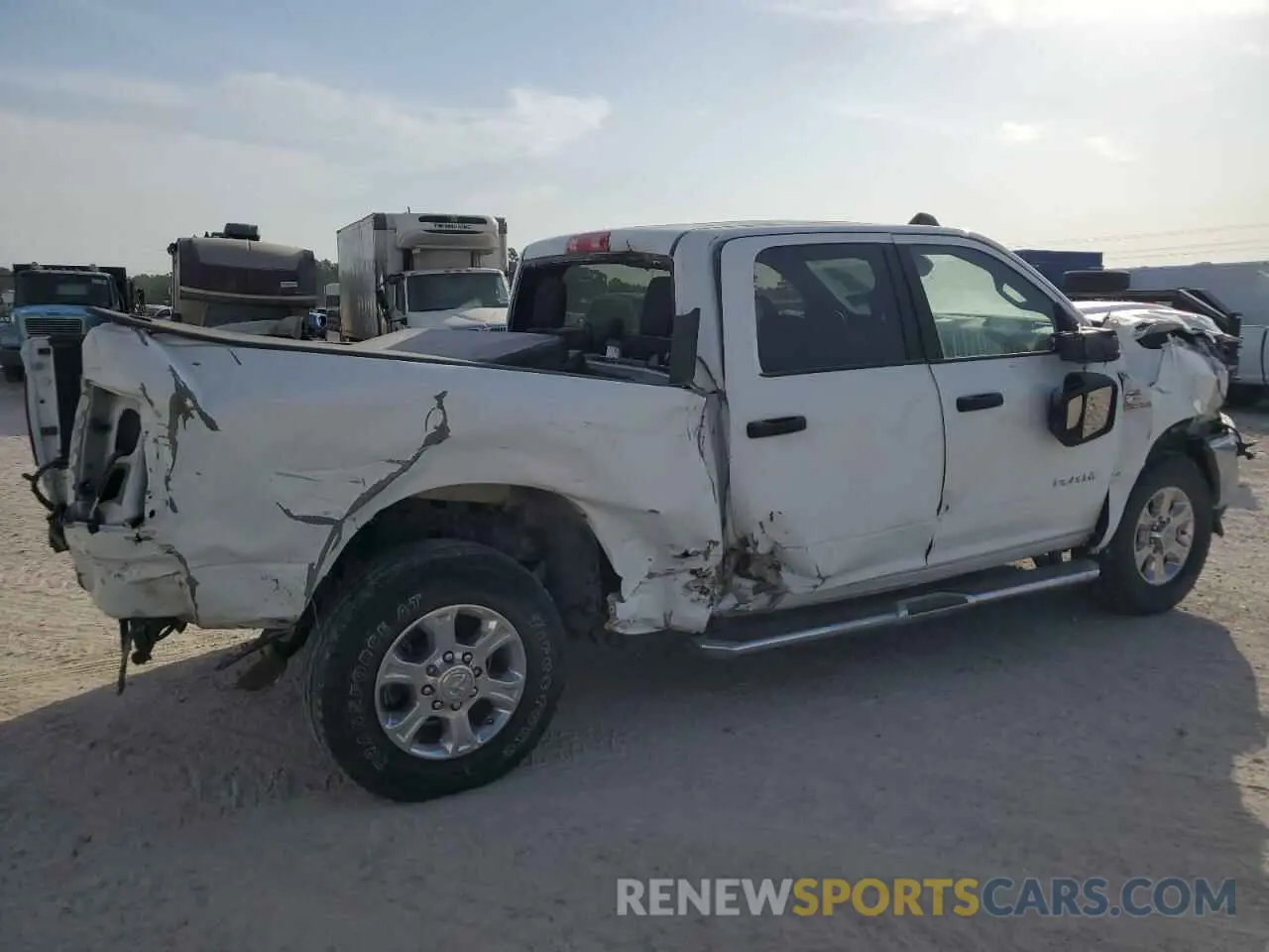 4 fotografías del automóvil dañado 3C6UR5DL0RG176975 RAM 2500 2024