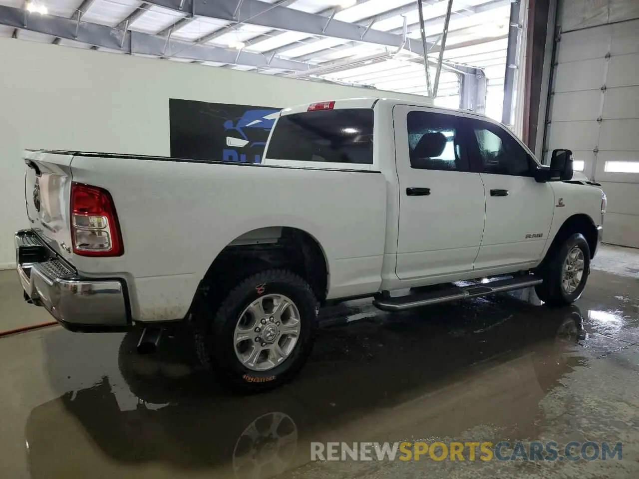 3 fotografías del automóvil dañado 3C6UR5DL1RG266801 RAM 2500 2024