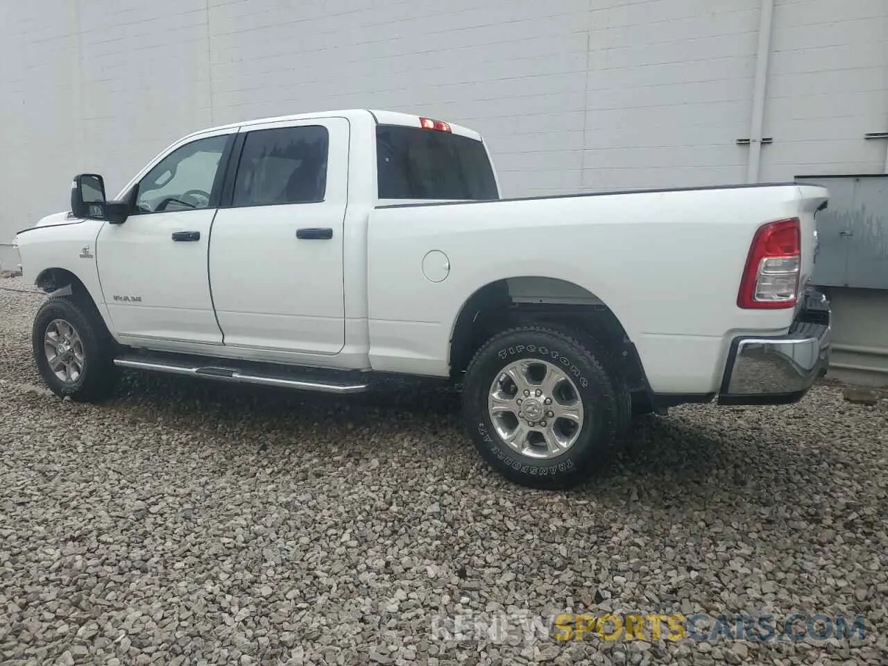 2 fotografías del automóvil dañado 3C6UR5DL1RG343439 RAM 2500 2024